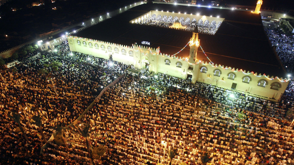 Tausende Ägypter beten vor Moschee