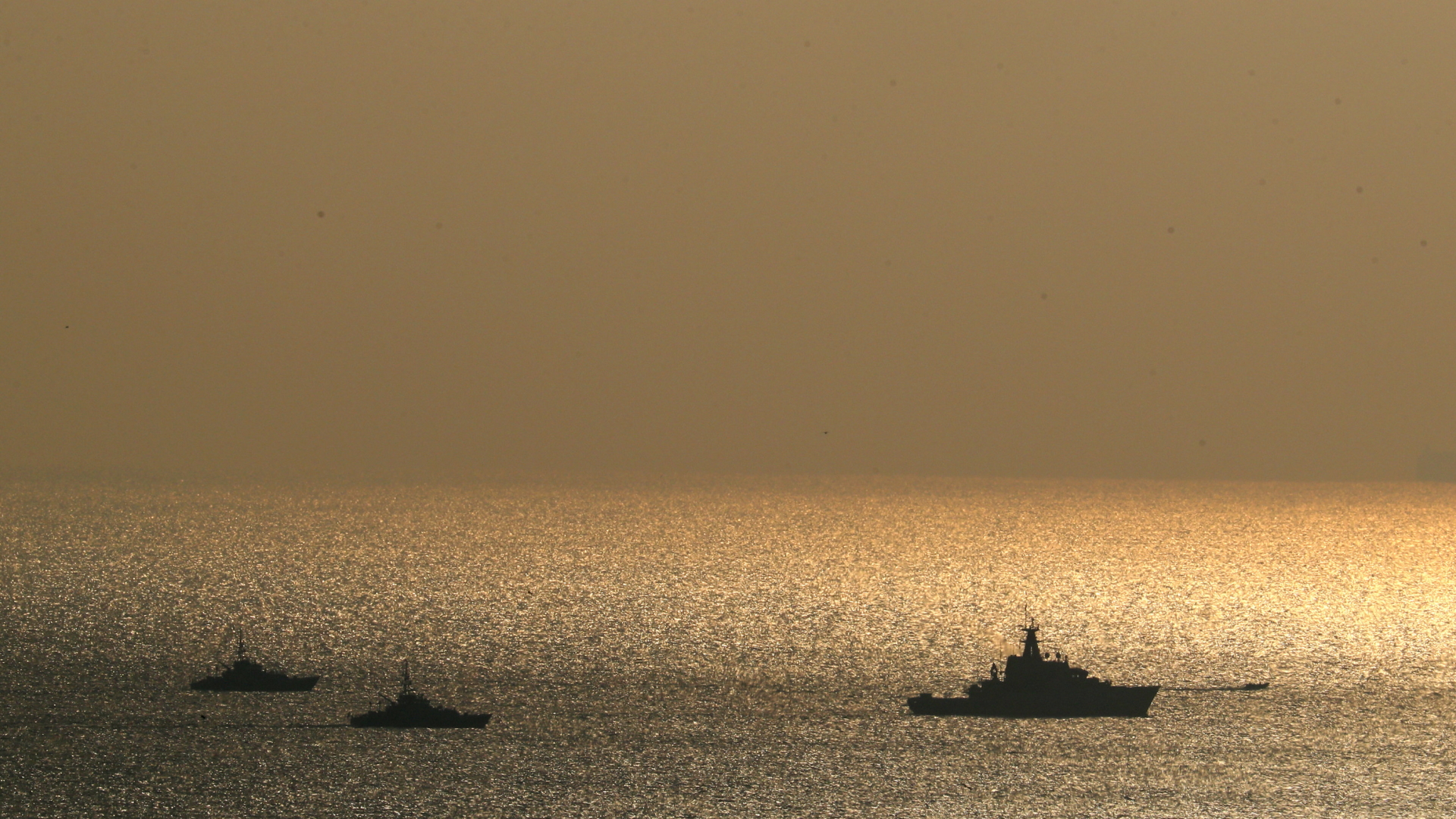 Ein Patrouillenschiff fährt mit zwei Begleitbooten auf dem Ärmelkanal Streife. | dpa