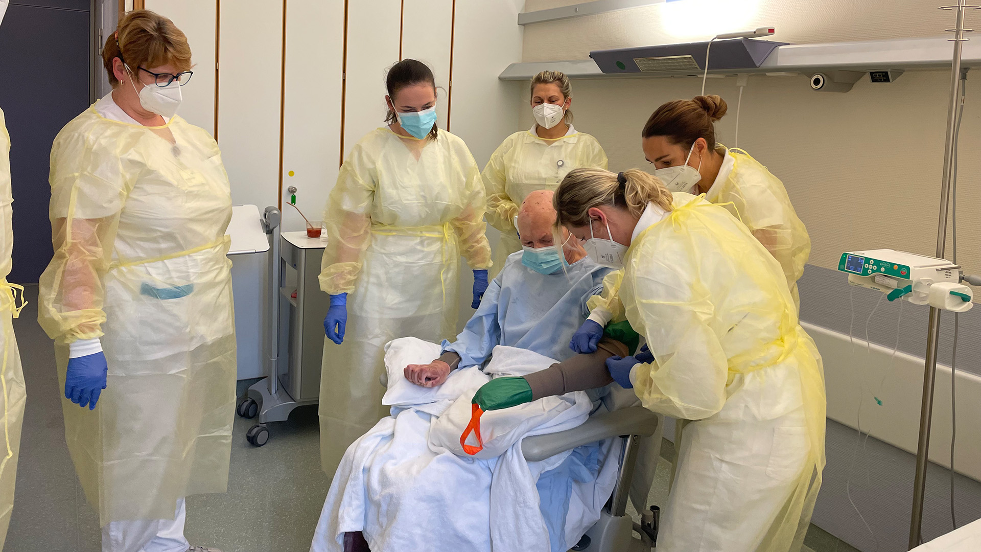 Eine junge ukrainische Ärztin hilft bei der Behandlung eines ukrainischen Soldaten im Unfallkrankenhaus Berlin. | Nadine Bader