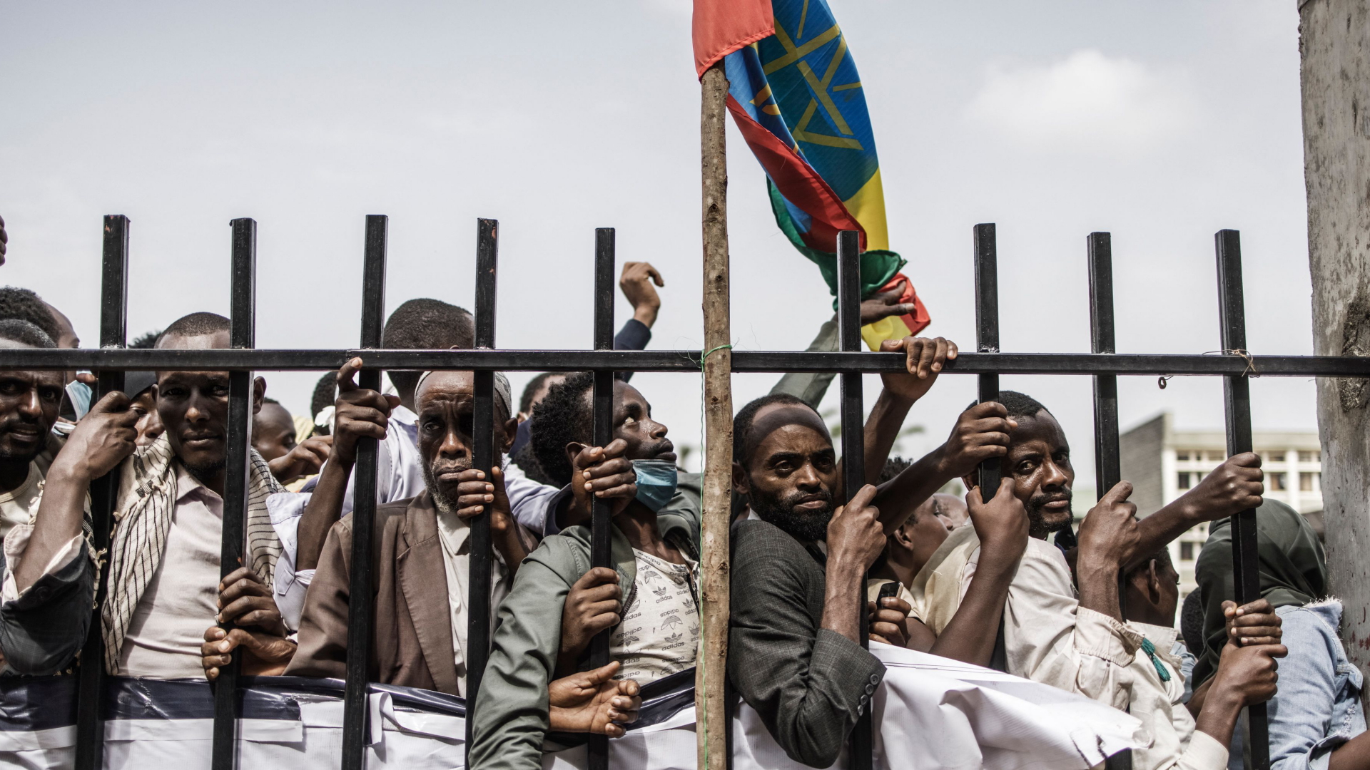 Unterstützer des äthiopischen Ministerpräsidenten Abiy Ahmed drängen sich am Gitter eines Stadions. | AFP