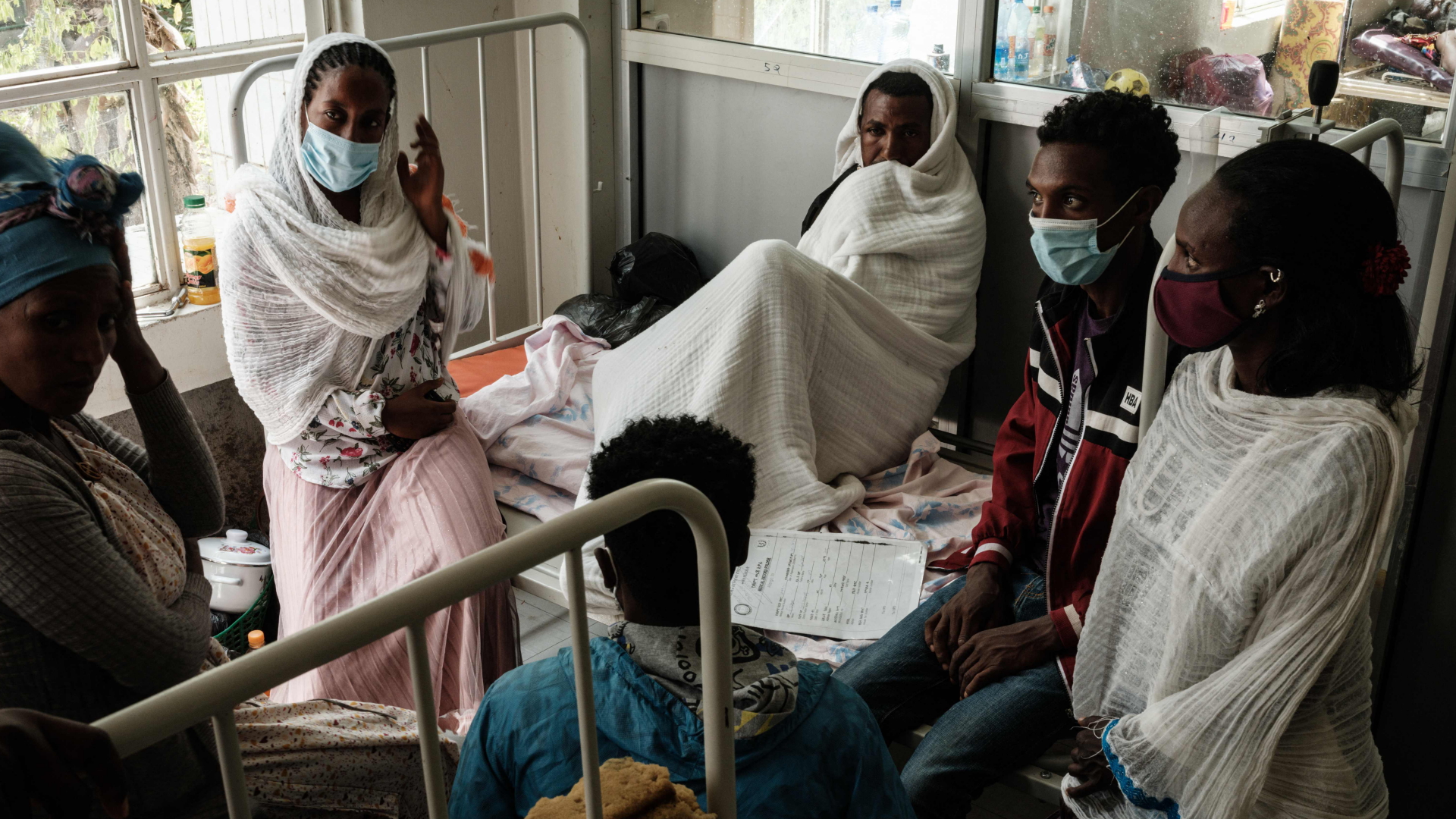 Menschen in einem Krankenhaus in Mekele, die bei einem Kuftangriff im 20 Kilometer entfernten Tigray verletzt wurden  | AFP