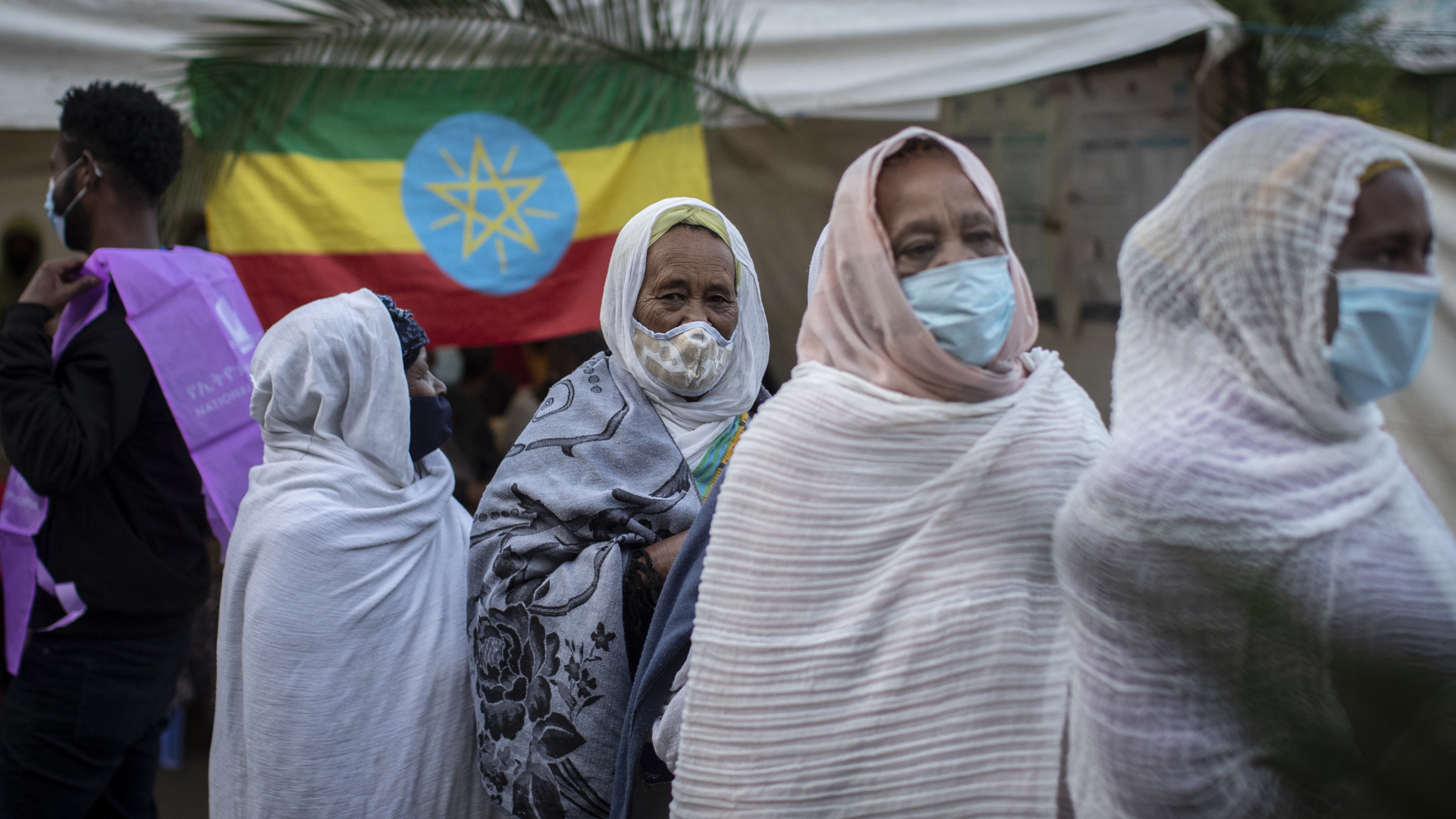 Frauen vor Wahllokal in Äthiopien | dpa