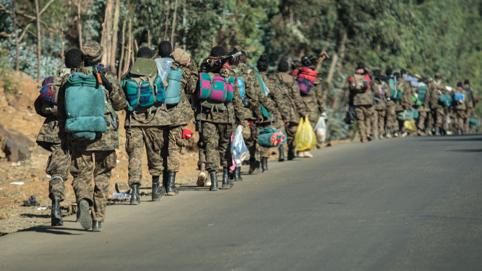 Soldaten der äthiopischen Armee gehen einer Straße entlang | AFP