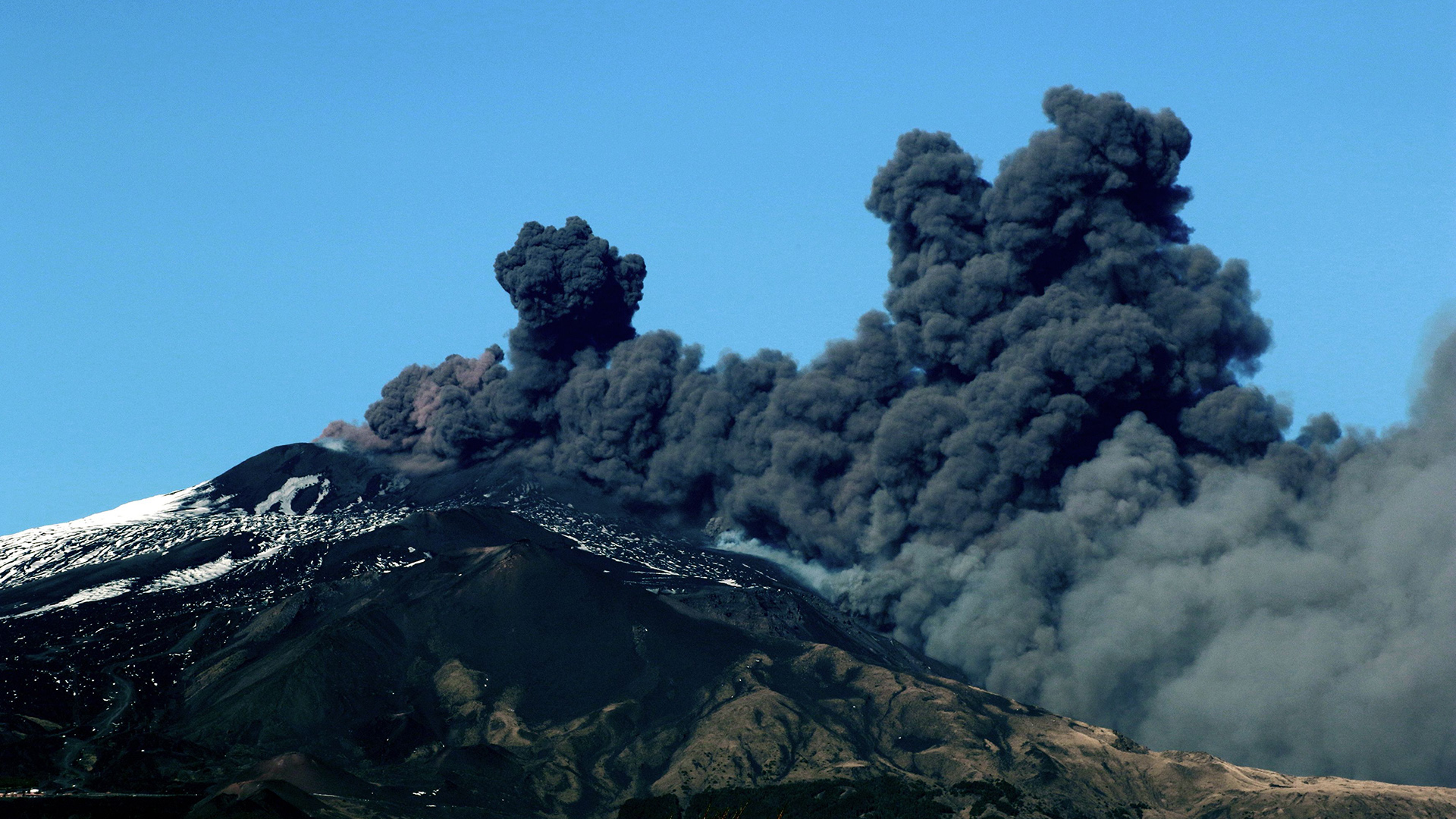 Bei einem Ausbruch des Ätna, einem der aktivsten Vulkane der Welt, steigt der Rauch über der Stadt Catania. | AFP