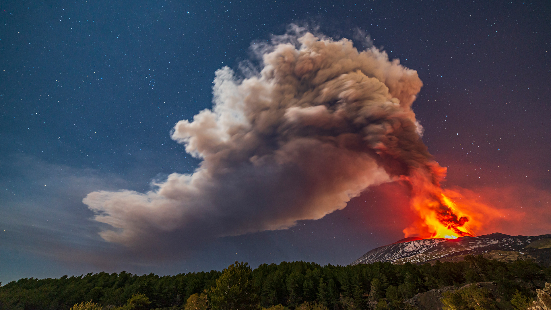 Der Vulkan Ätna auf Sizilien spuckt Asche und Lava. | dpa