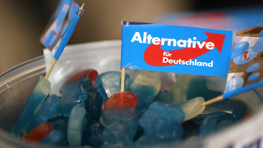Fähnchen der AfD stehen auf der Wahlparty der Alternative für Deutschland in einer Schale Süßigkeiten.