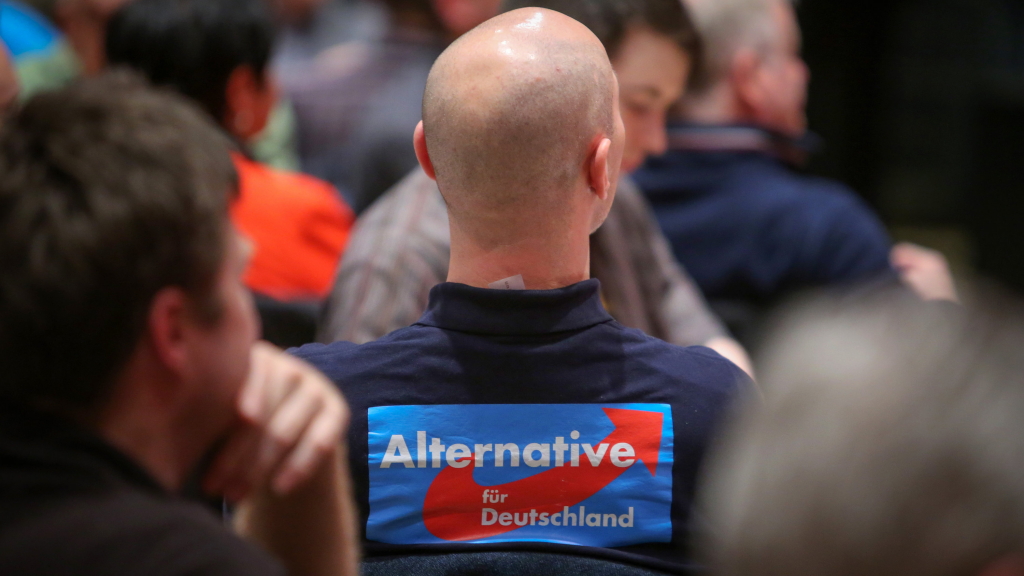 Ein Mitglied der Partei AfD nimmt in Mainz an einer Wahlkampfveranstaltung seiner Partei teil
