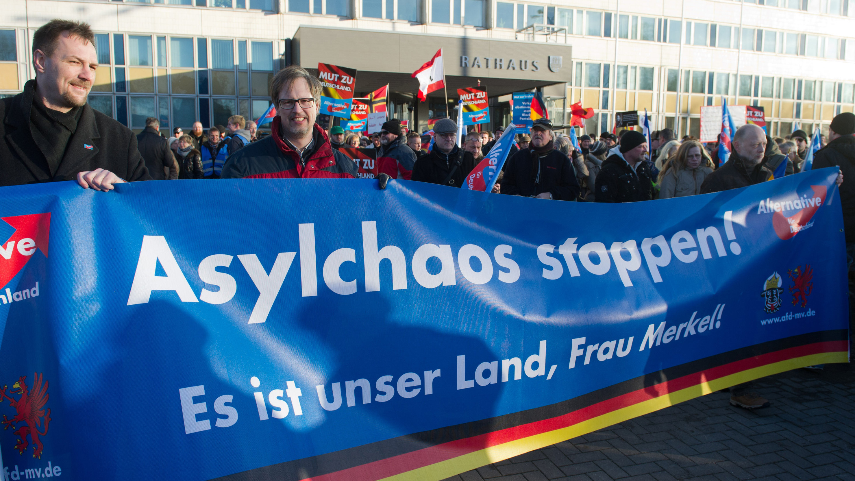 AfD-Anhänger demonstrieren in Neubrandenburg.