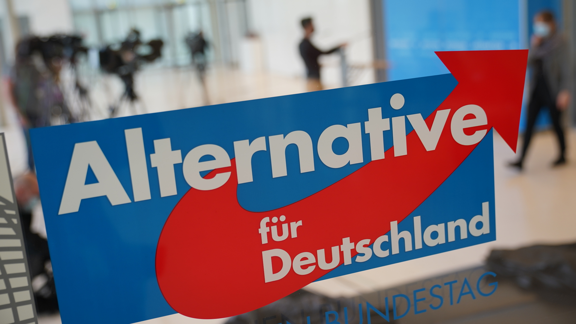Das AfD-Logo am Eingang zum Fraktionssaal der AfD im Deutschen Bundestag. | dpa
