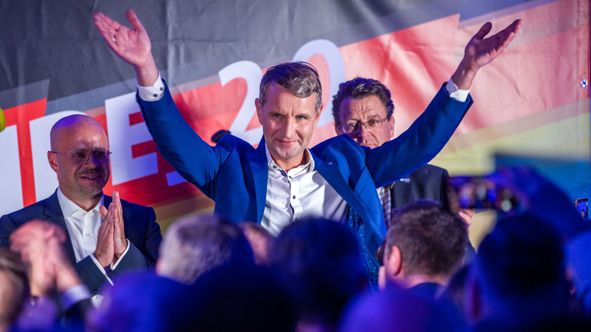 Björn Höcke lässt sich bei der AfD-Wahlparty zur Thüringer Landtagswahl von seinen Anhängern feiern (Archivbild). | dpa
