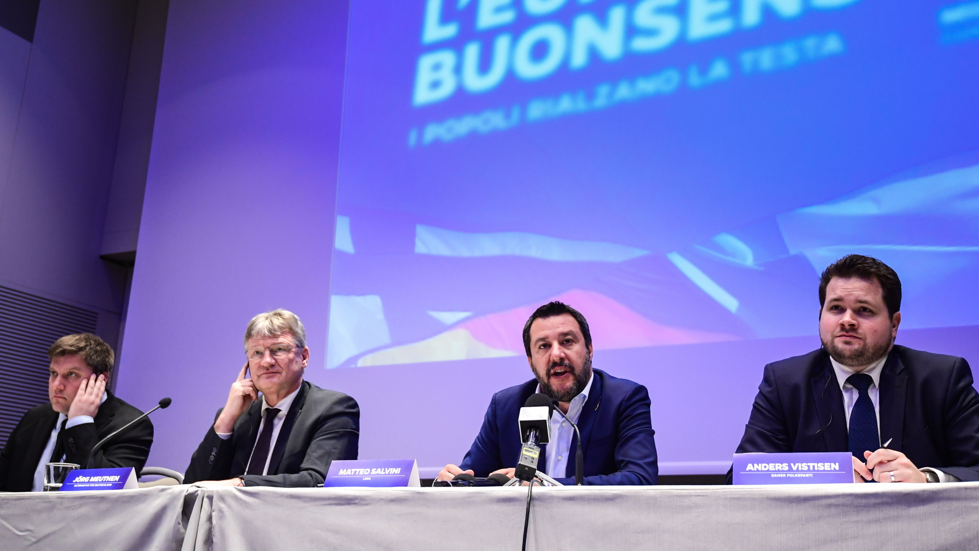 Olli Kotro von der Partei Die Finnen, AfD-ChefJörg Meuthen, Generalsektratär der Lega Nord Matteo Salvini und Anders Primdahl Vistisen von der Dänischen Volkspartei bei einem Treffen in Mailand. | AFP