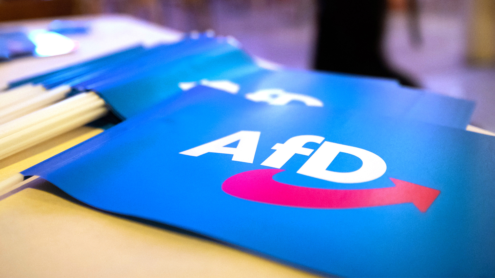 Fähnchen mit dem Logo der AfD | dpa
