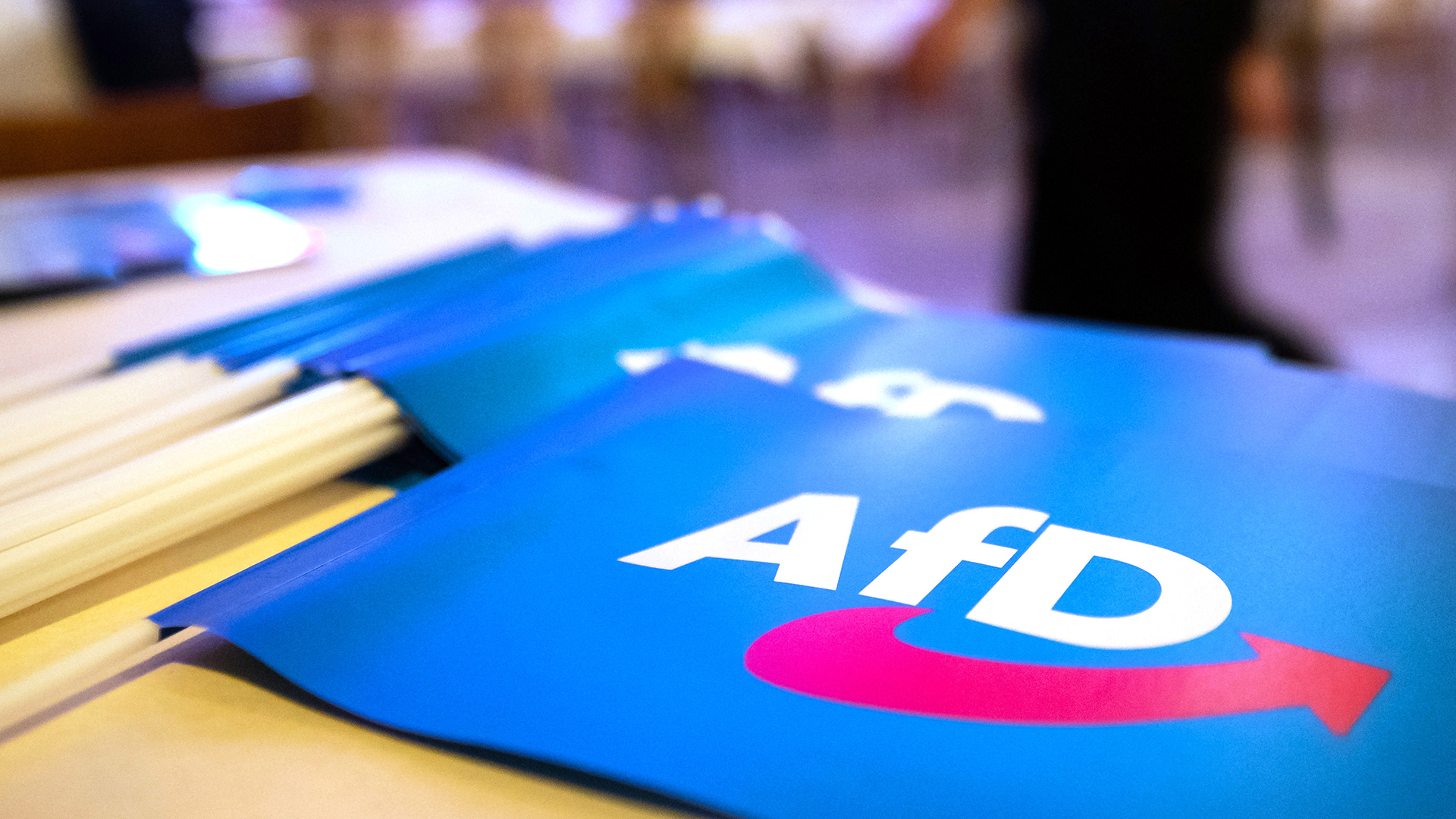 Papierfahnen mit dem AFD-Logo liegen auf einem Tisch | dpa