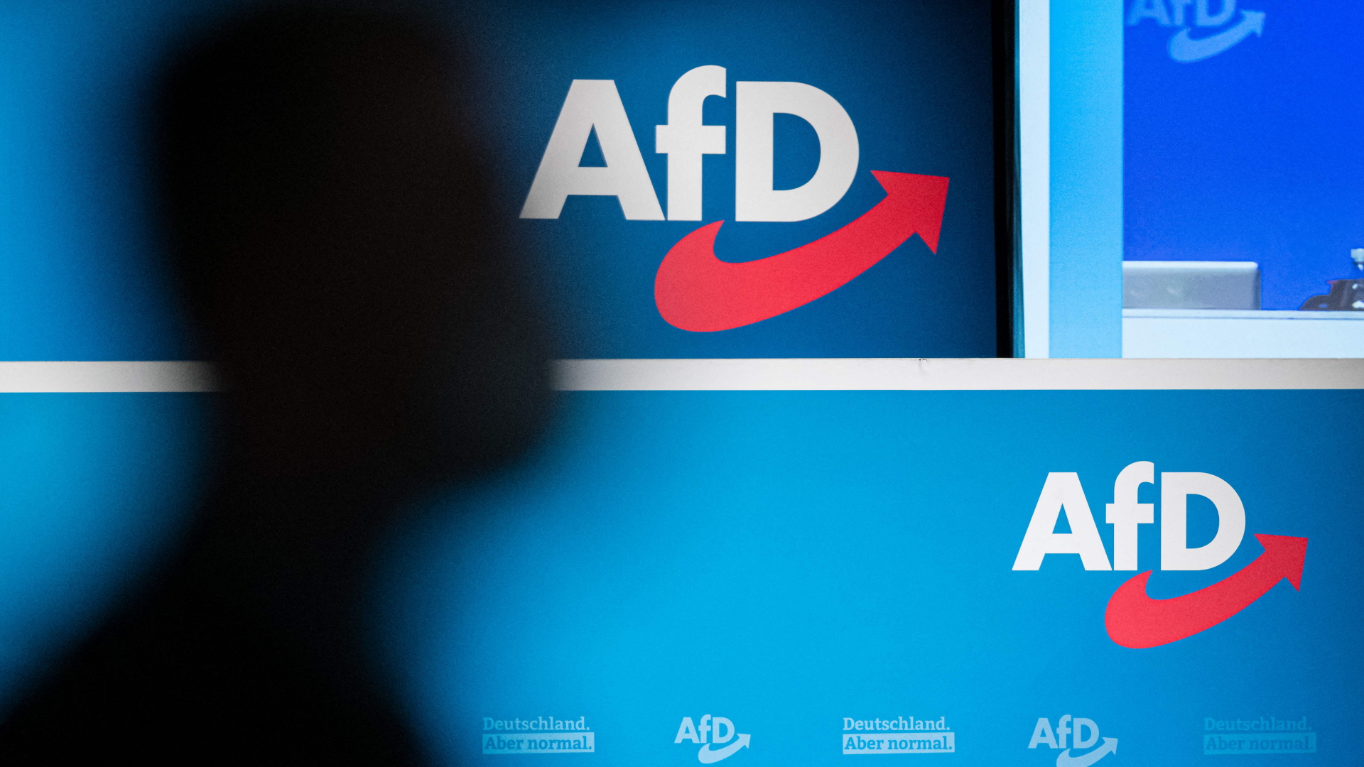 Ein Schatten ist vor einem AfD-Logo während eines Parteikongresses 2021 in Dresden zu sehen.