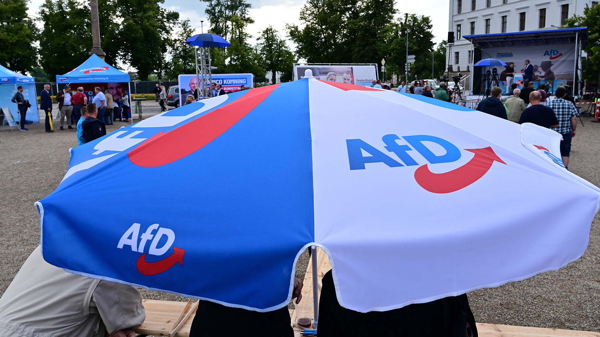 Ein Sonnenschirm mit AfD-Logo.