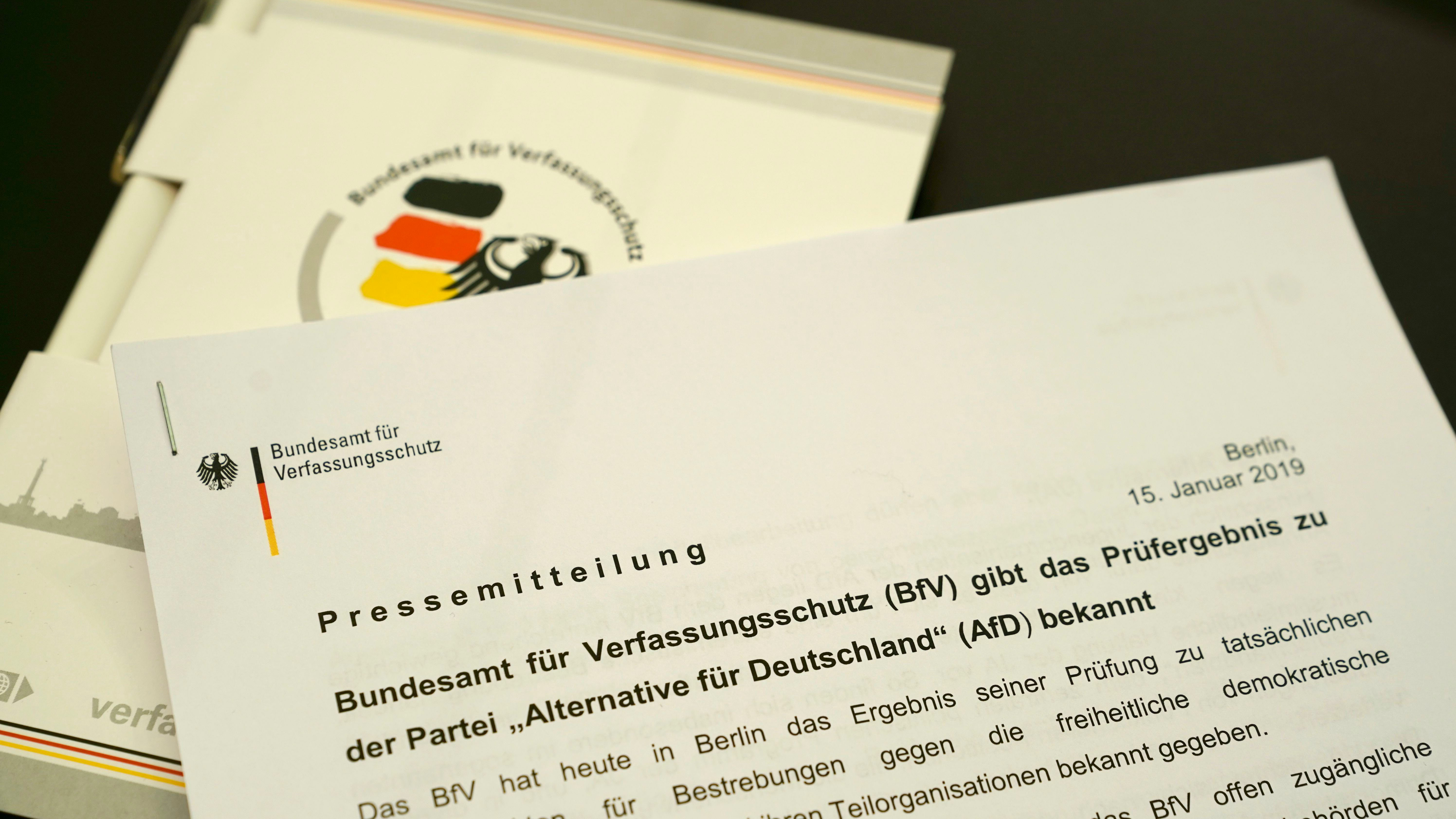 Unterlagen der Pressekonferenz des Verfassungsschutzes zum Prüfergebnis der AfD am 15. Januar | ALEXANDER BECHER/EPA-EFE/REX