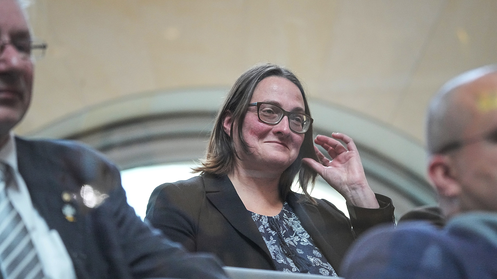 Barbara Lenk von der AfD-Fraktion verfolgt von der Tribüne aus die Sitzung des neuen Bundestags. 