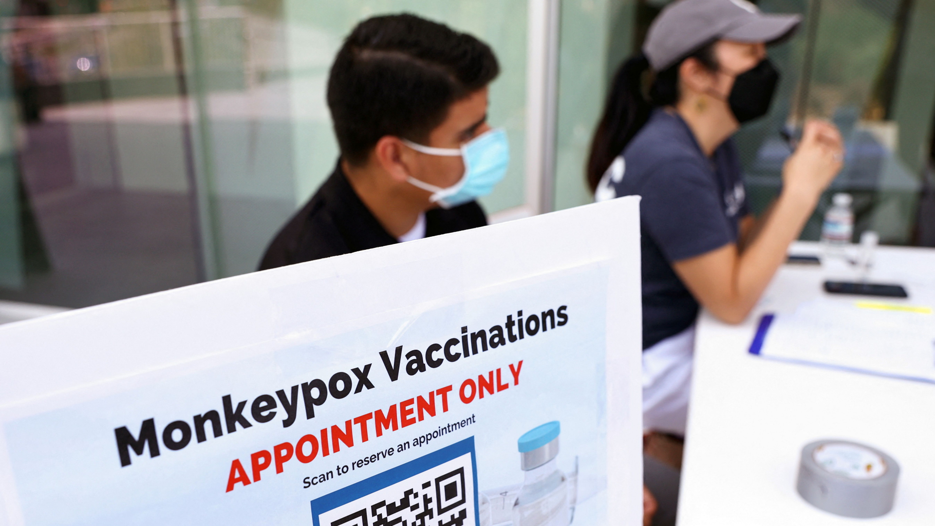 Mitarbeiter sitzen in einem Impfzentrum gegen Affenpocken in Los Angeles | AFP