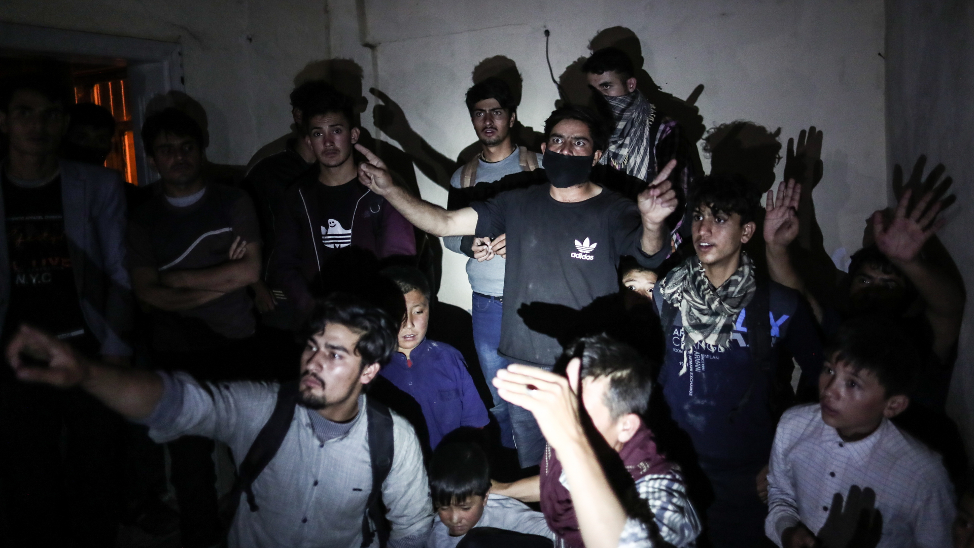 Aus Afghanistan geflüchtete Männer bei ihrer Festnahme durch die türkische Polizei. | EPA