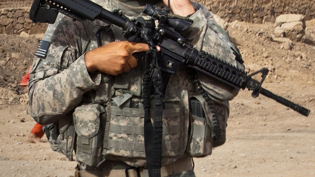 Ein US-Soldat mit einem Gewehr | Bildquelle: picture alliance / dpa