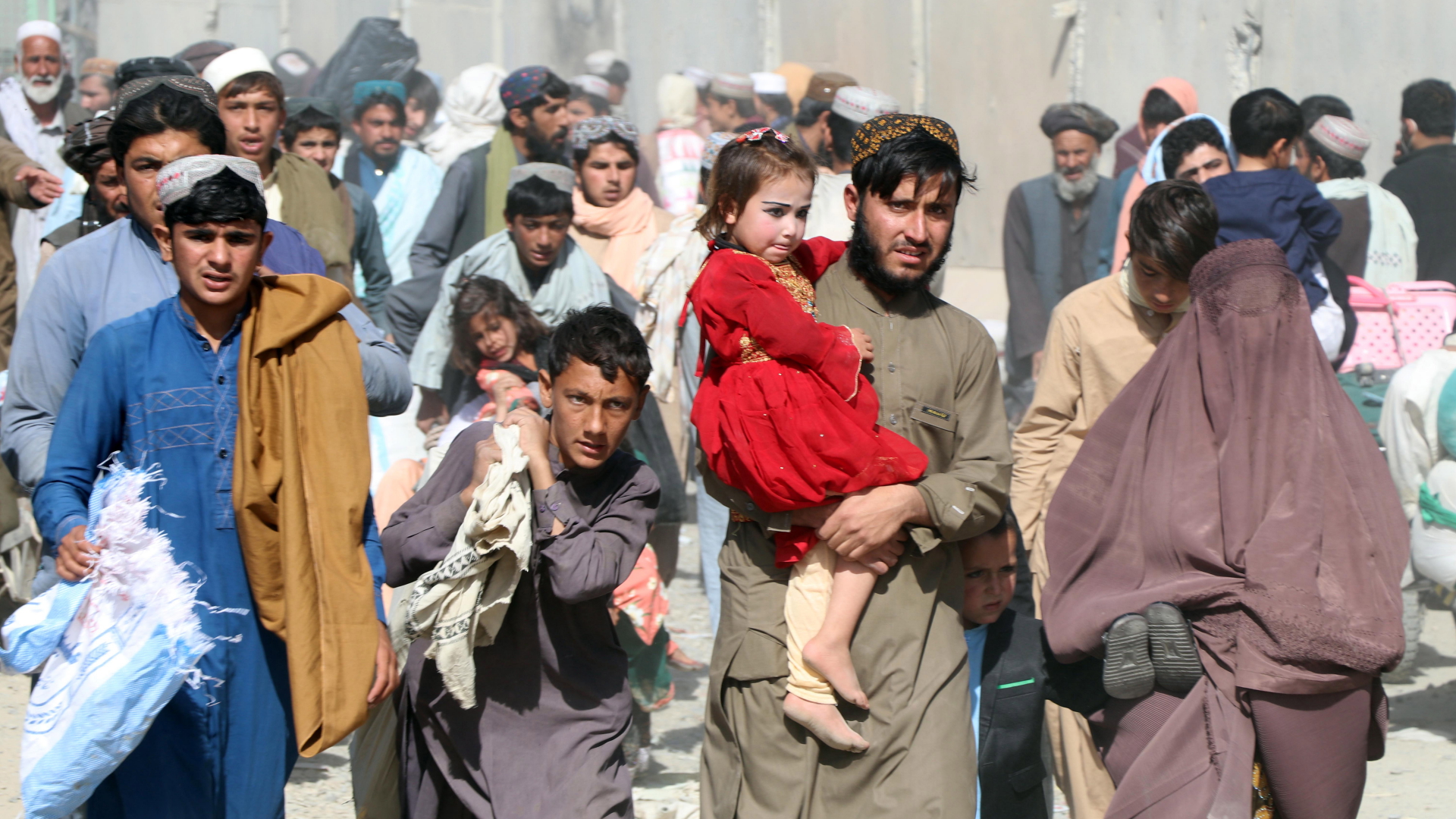 Menschen aus Afghanistan an der pakistanisch-afghanischen Grenze. | EPA