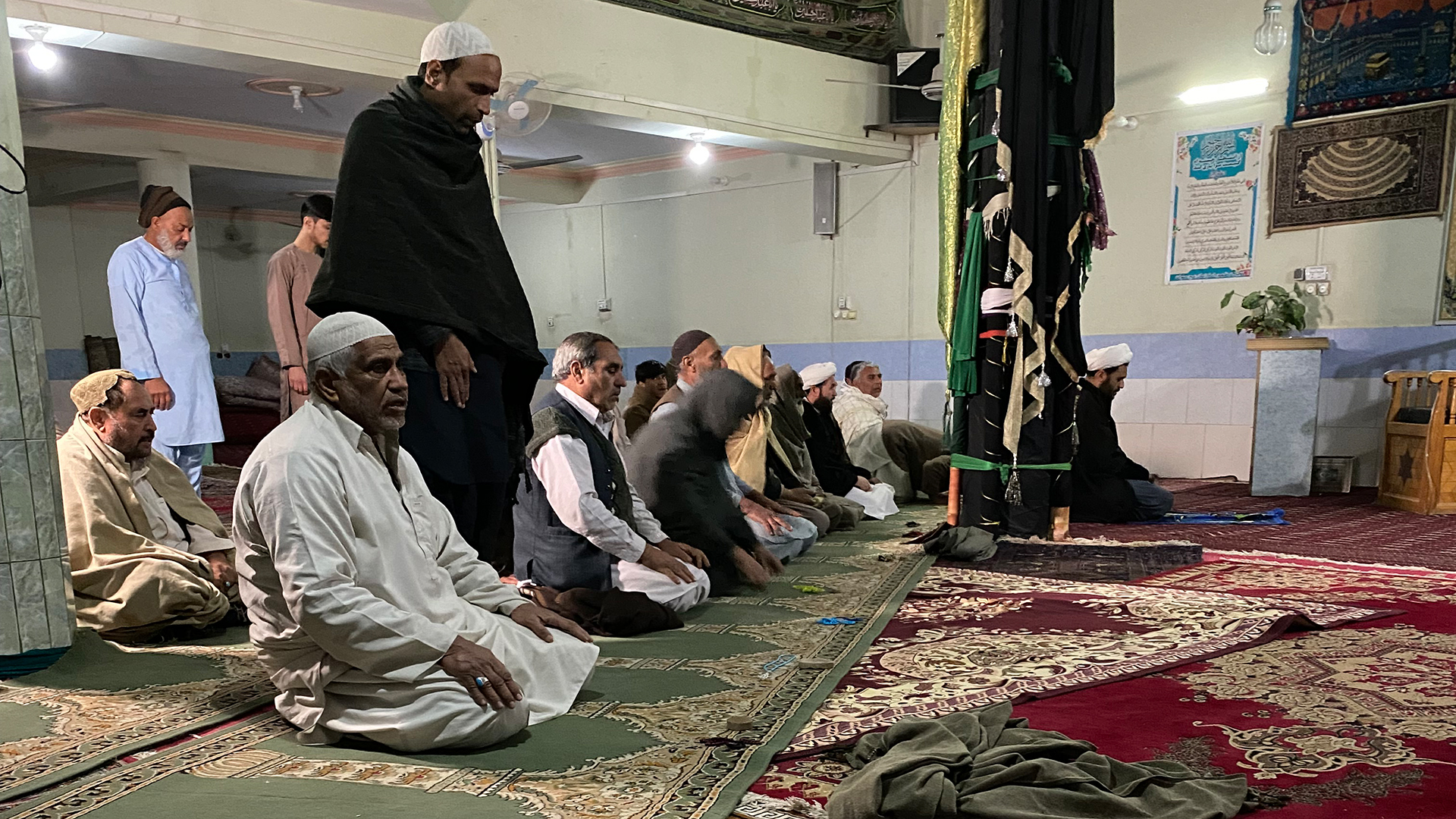 Abendgebet in der Al-Rasur Moschee in Kandahar, nur ein Drittel der Gemeinde nimmt noch teil. | Sibylle Licht