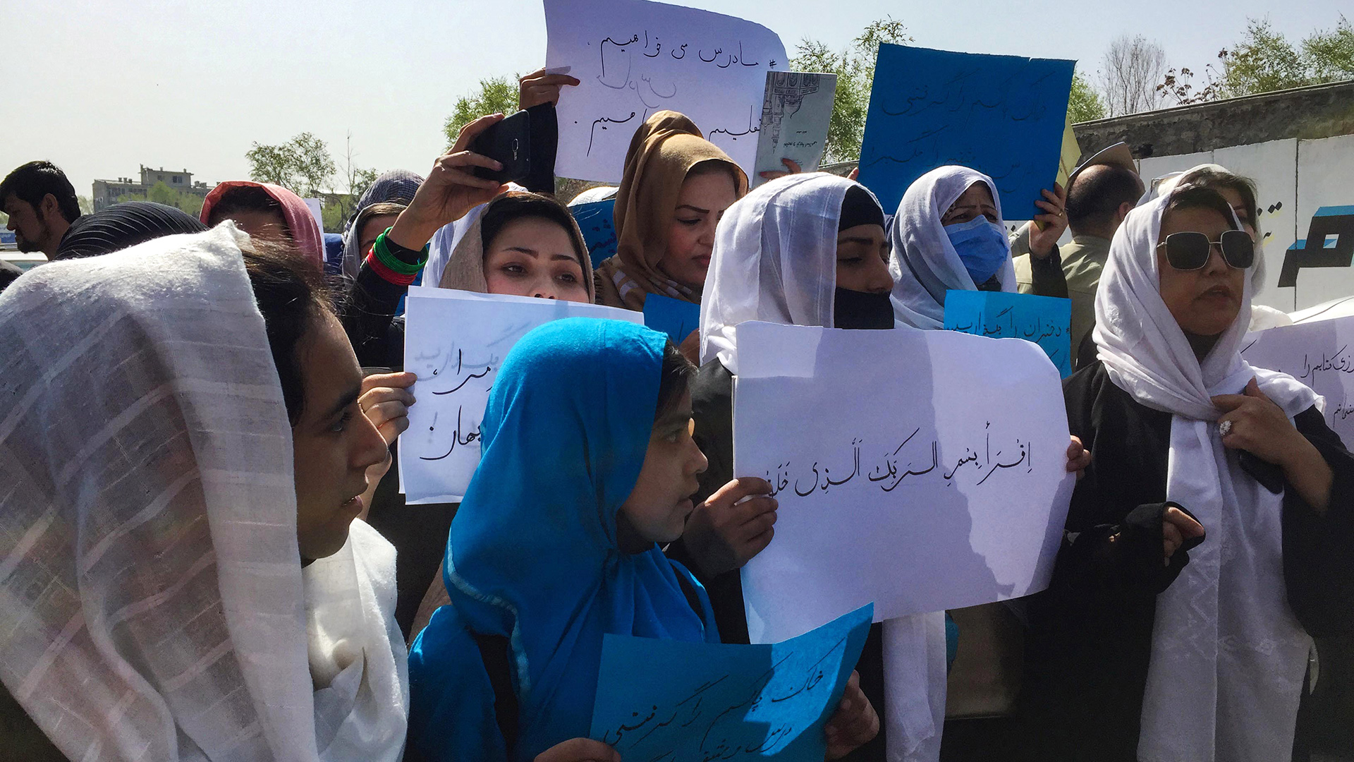 Afghanische Lehrerinnen halten Plakate während eines Protestes in der Nähe des Bildungsministeriums,  Kabul | EPA