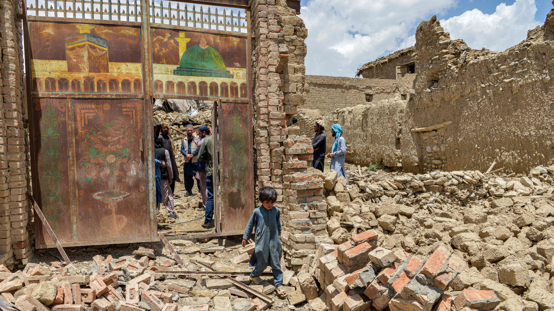 Ein Kind läuft durch Schutt in Afghanistan. | AFP