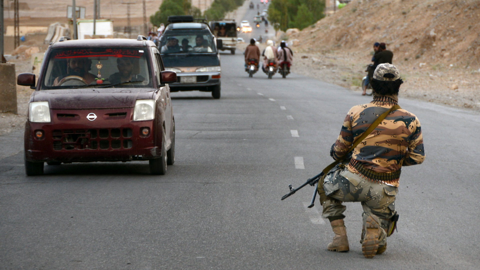 Ein Kämpfer der Taliban kniet auf der Straße an einem Checkpoint im afghanischen Kandahar. (Archivbild)