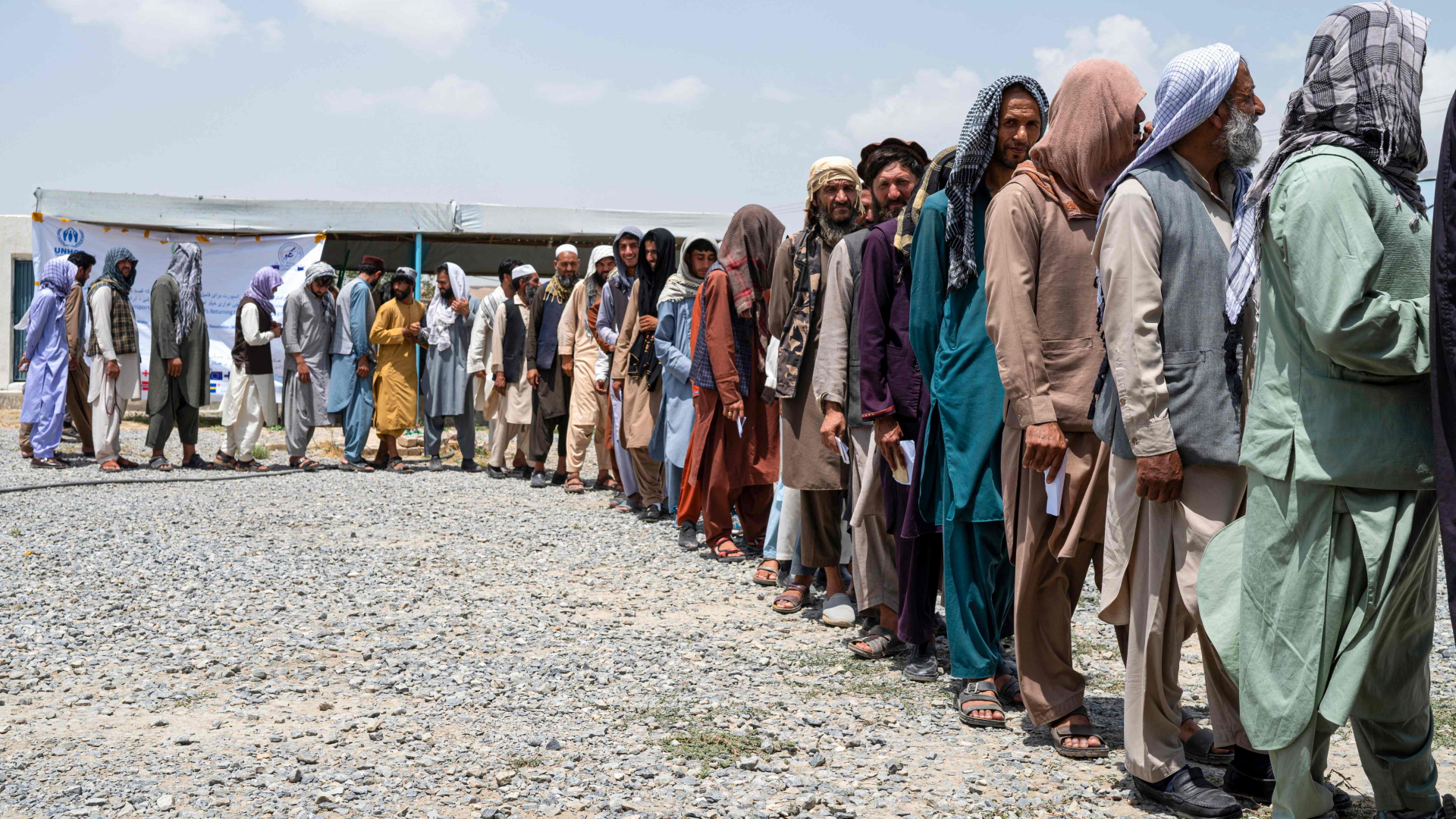 Männer stehen in der Nähe von Kabul an, um sich beim UNHCR registrieren zu lassen | AFP