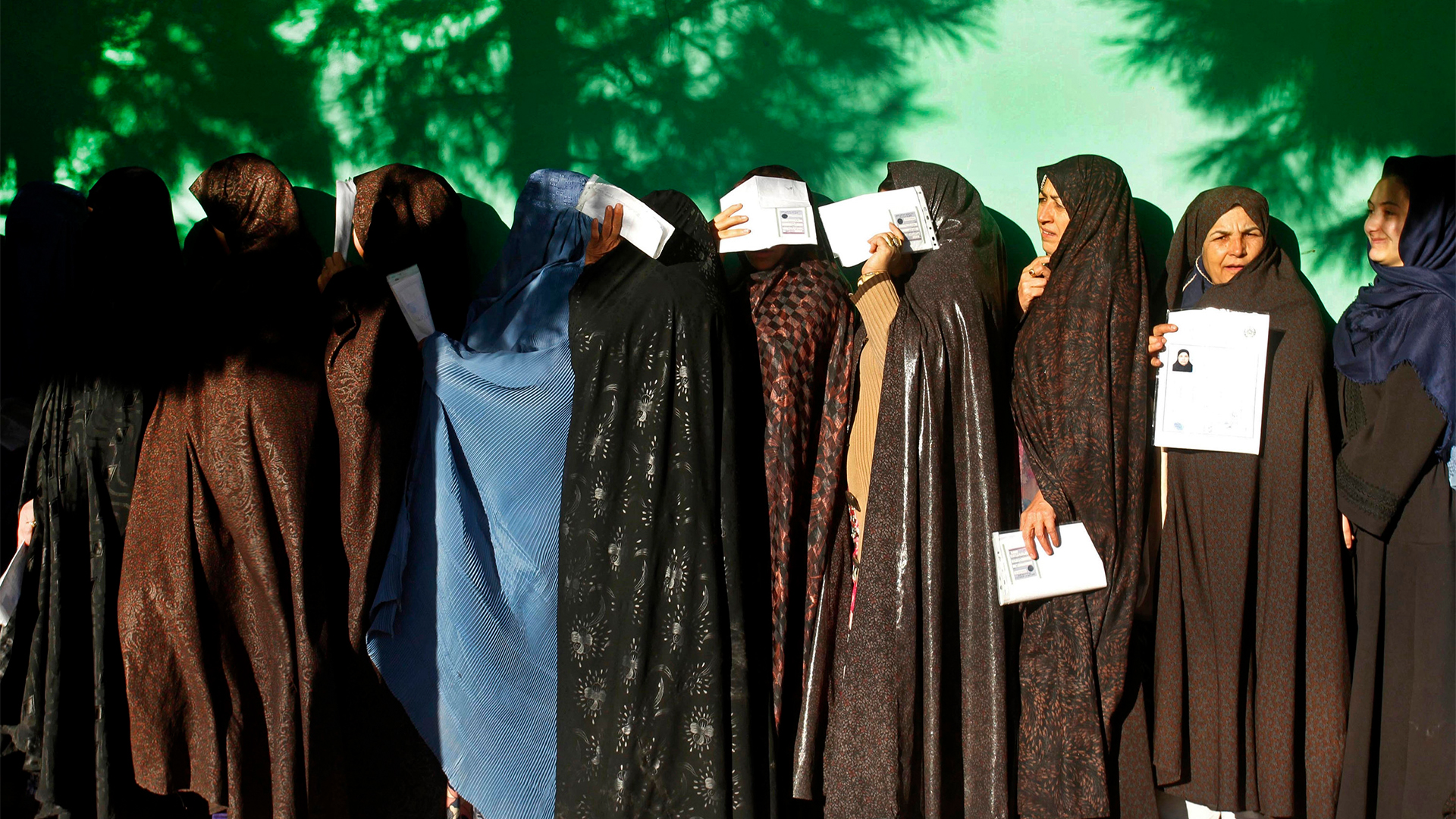 Afghanistan, Herat: Frauen stellen sich während der Parlamentswahlen vor einem Wahllokal auf. Unter strengsten Sicherheitsvorkehrungen wird am Samstag in Afghanistan ein neues Parlament gewählt. Laut Unabhängiger Wahlkommission haben sich rund 8,8 Millionen Afghanen zur Wahl registriert.  | Bildquelle: dpa