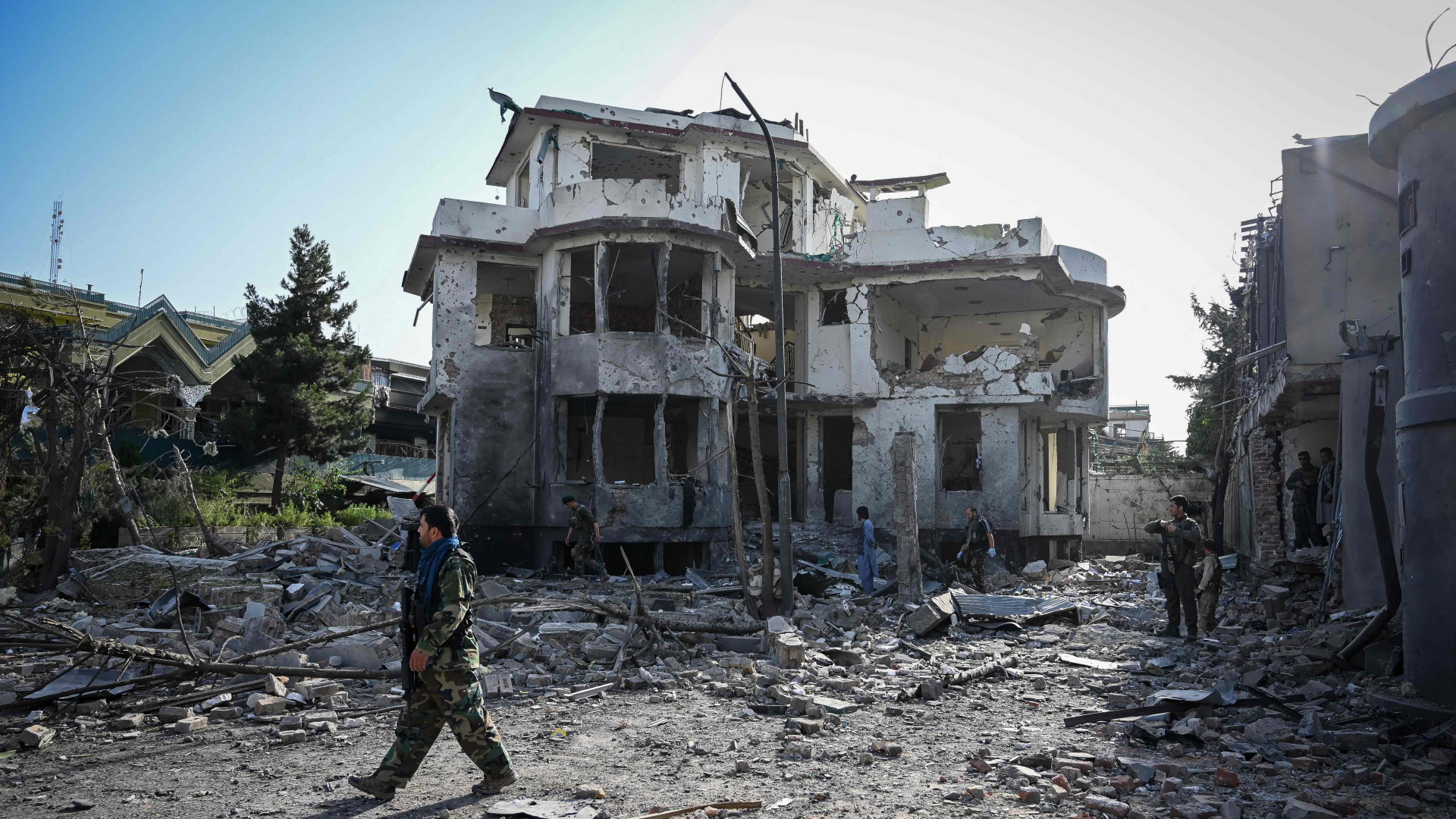 Ein afghanischer Soldat inspiziert die Schäden nach der Explosion einer Autobombe in Kabul. | AFP