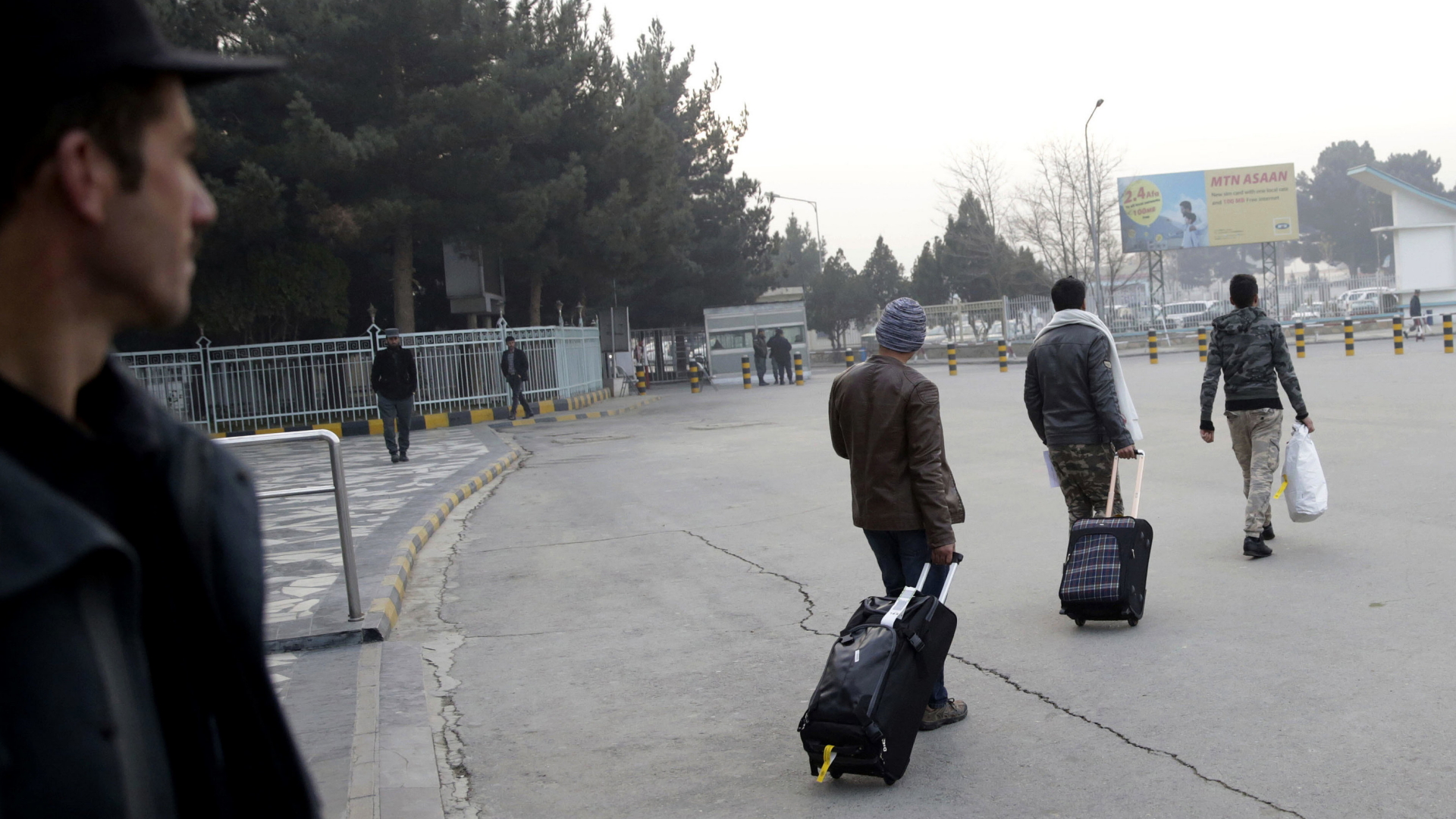 Aus Deutschland abgeschobene Asylsuchende am Flughafen in Kabul (Archivbild 2016) | AP