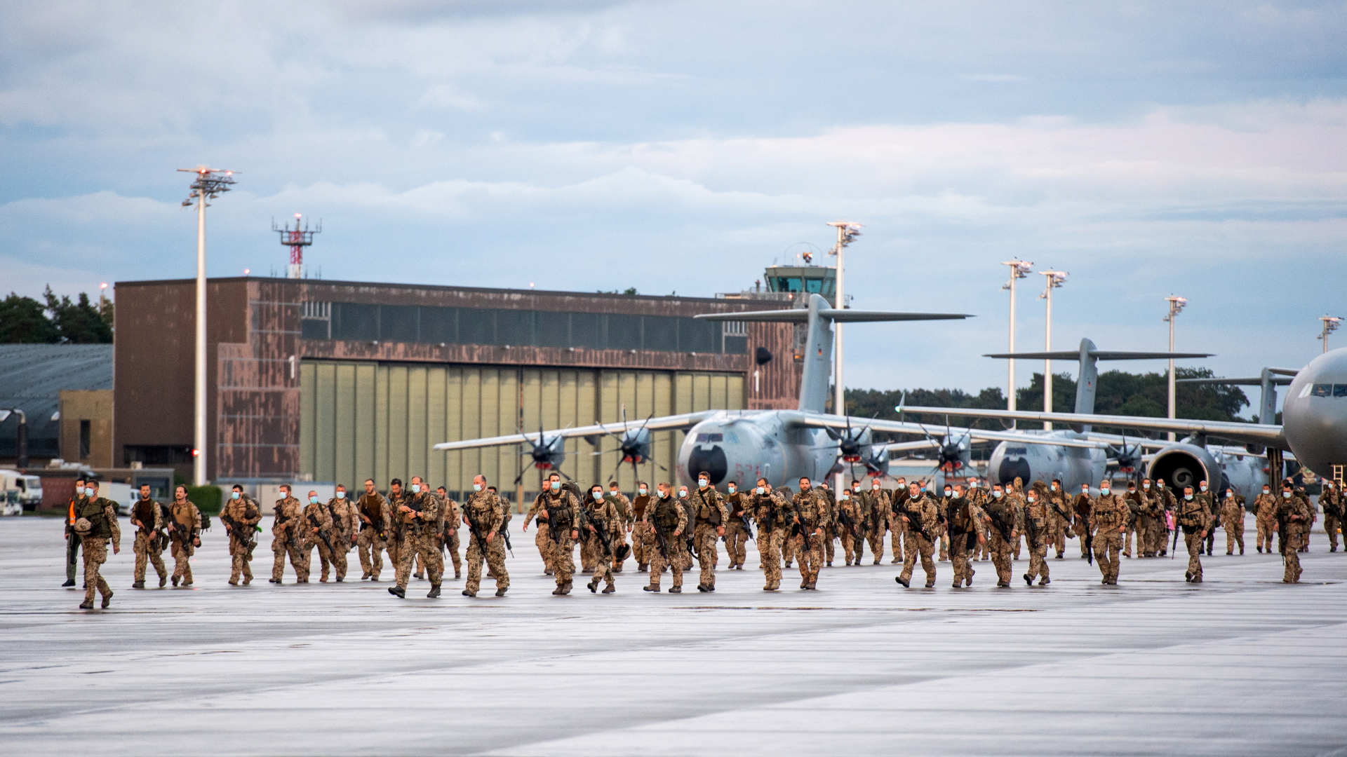 Soldaten steigen aus den Transportflugzeugen A400M der Bundeswehr und dem Airbus A310 der Luftwaffe nach der Landung auf dem niedersächsischen Stützpunkt Wunstorf (Archivbild). | dpa