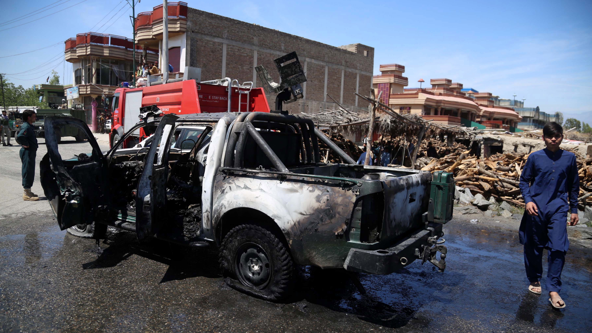 Ein ausgebranntes Polizeifahrzeug auf einer Straße in Jalalabad | EPA