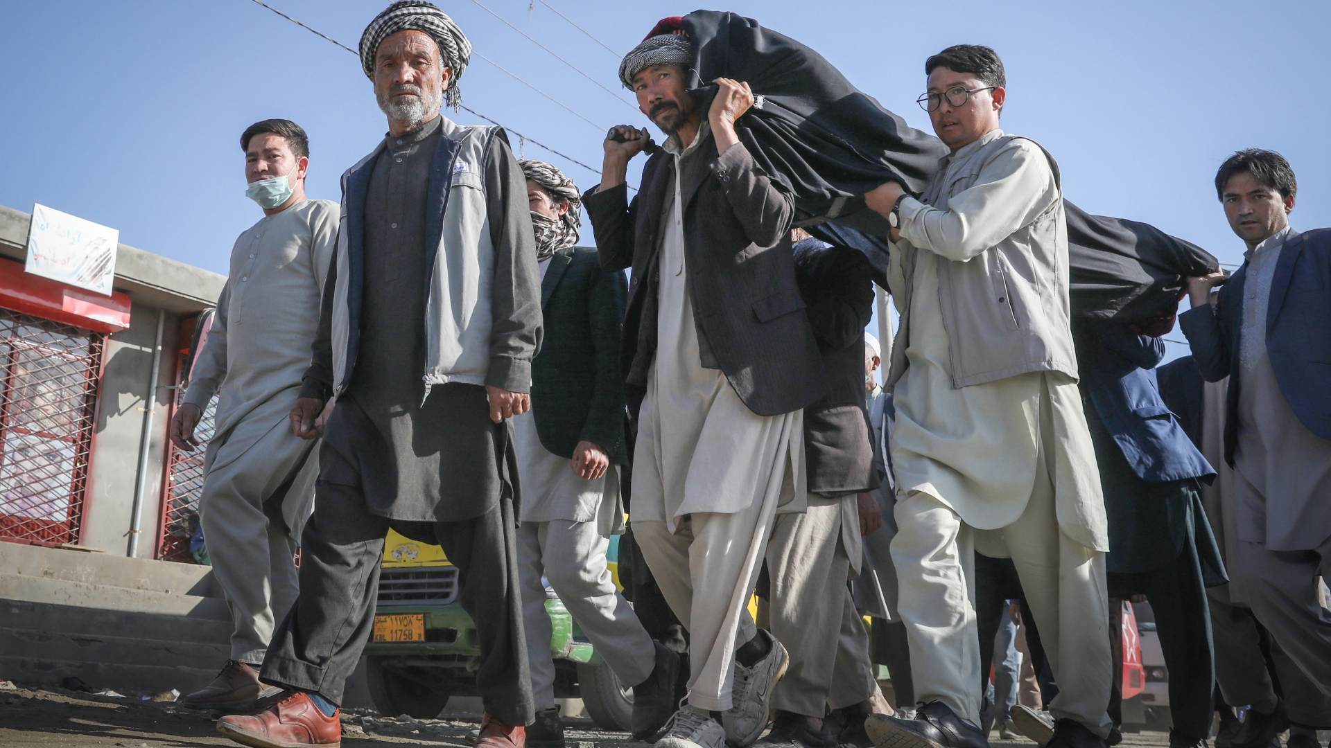 Männer tragen eines der Anschlagsopfer von Kabul zu Grabe. | EPA