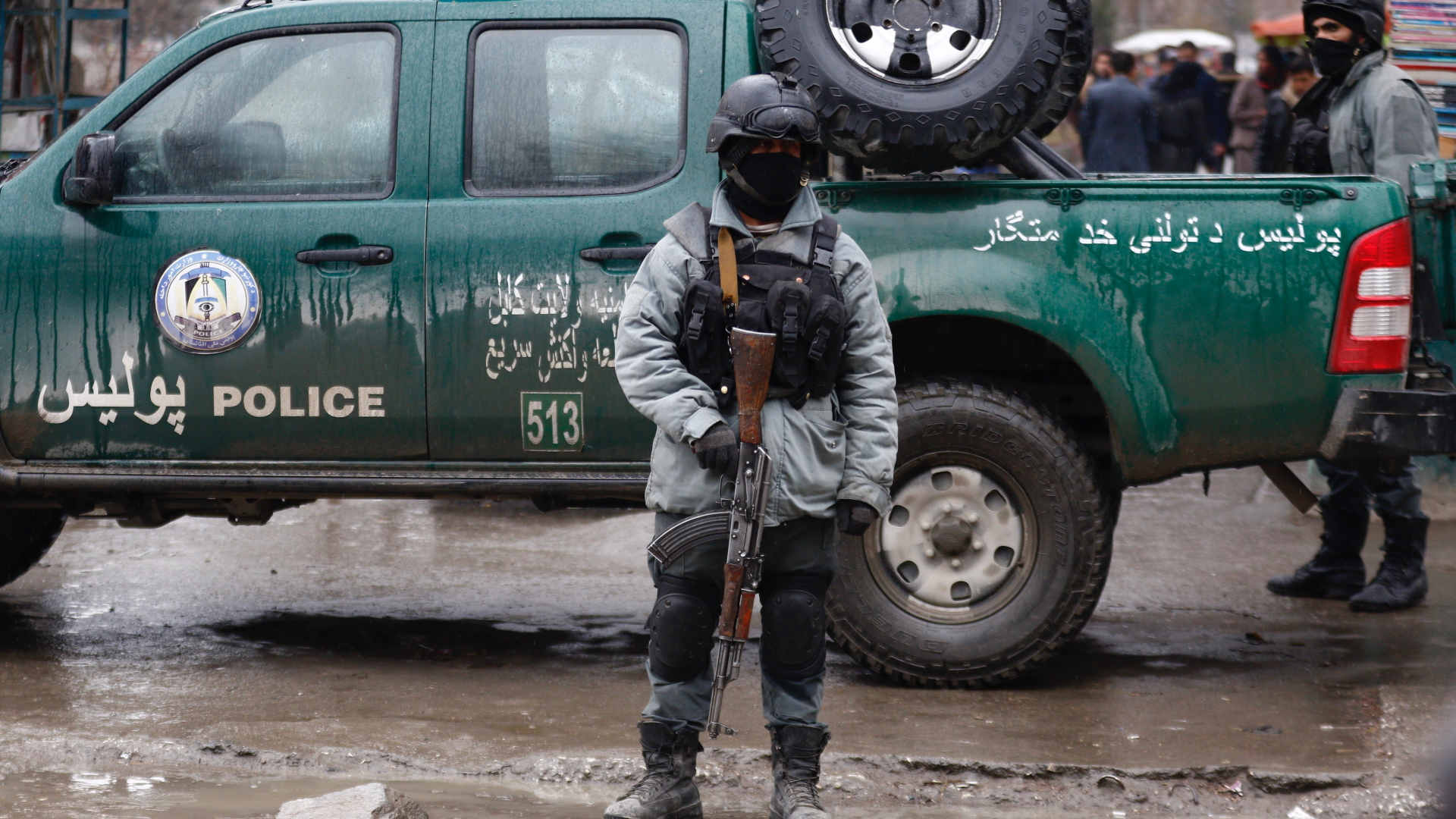 Bewaffnete und vermummte Polizeikräfte stehen vor dem Hauptquartier des afghanischen Geheimdienstes, auf das ein Selbstmordattentat verübt wurde. | Bildquelle: JAWAD JALALI/EPA-EFE/REX/Shutter
