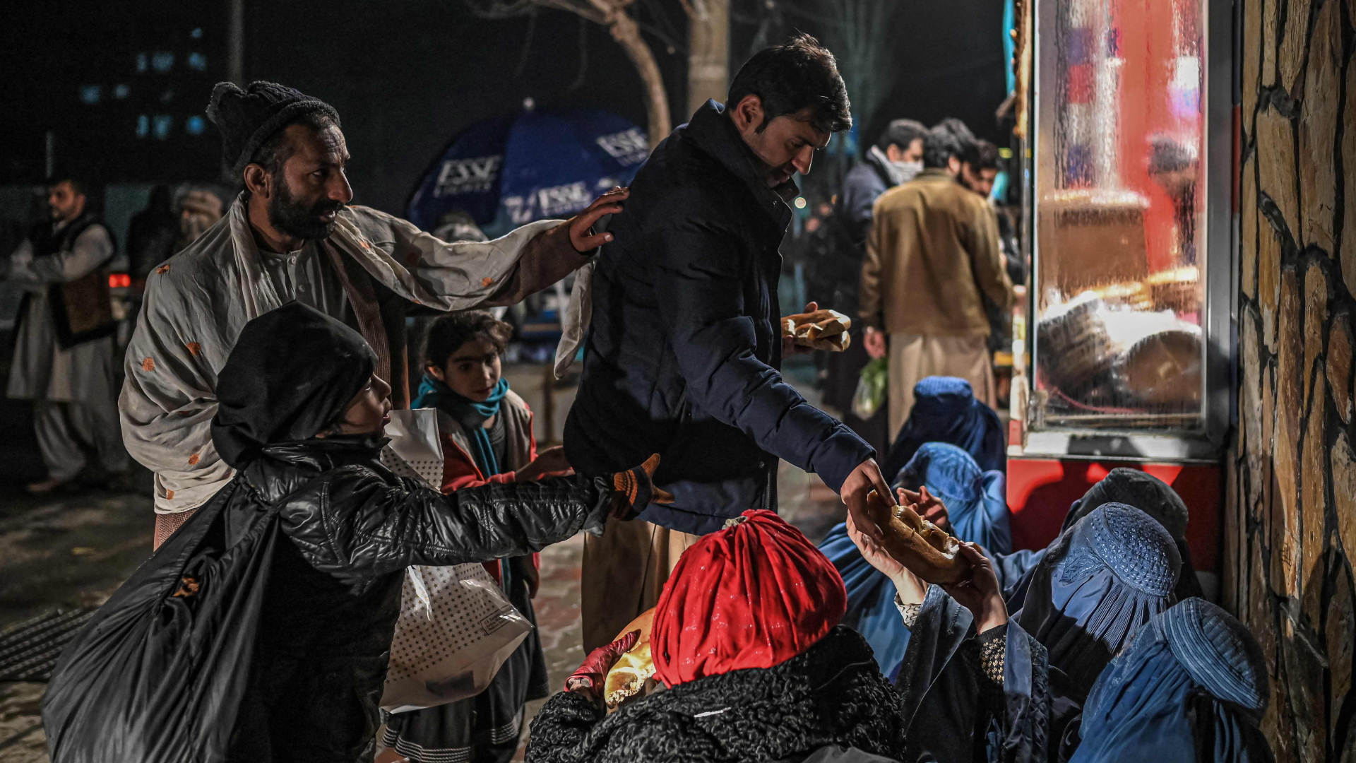 Ein Mann verteilt in Kabul (Afghanistan) Almosen | AFP