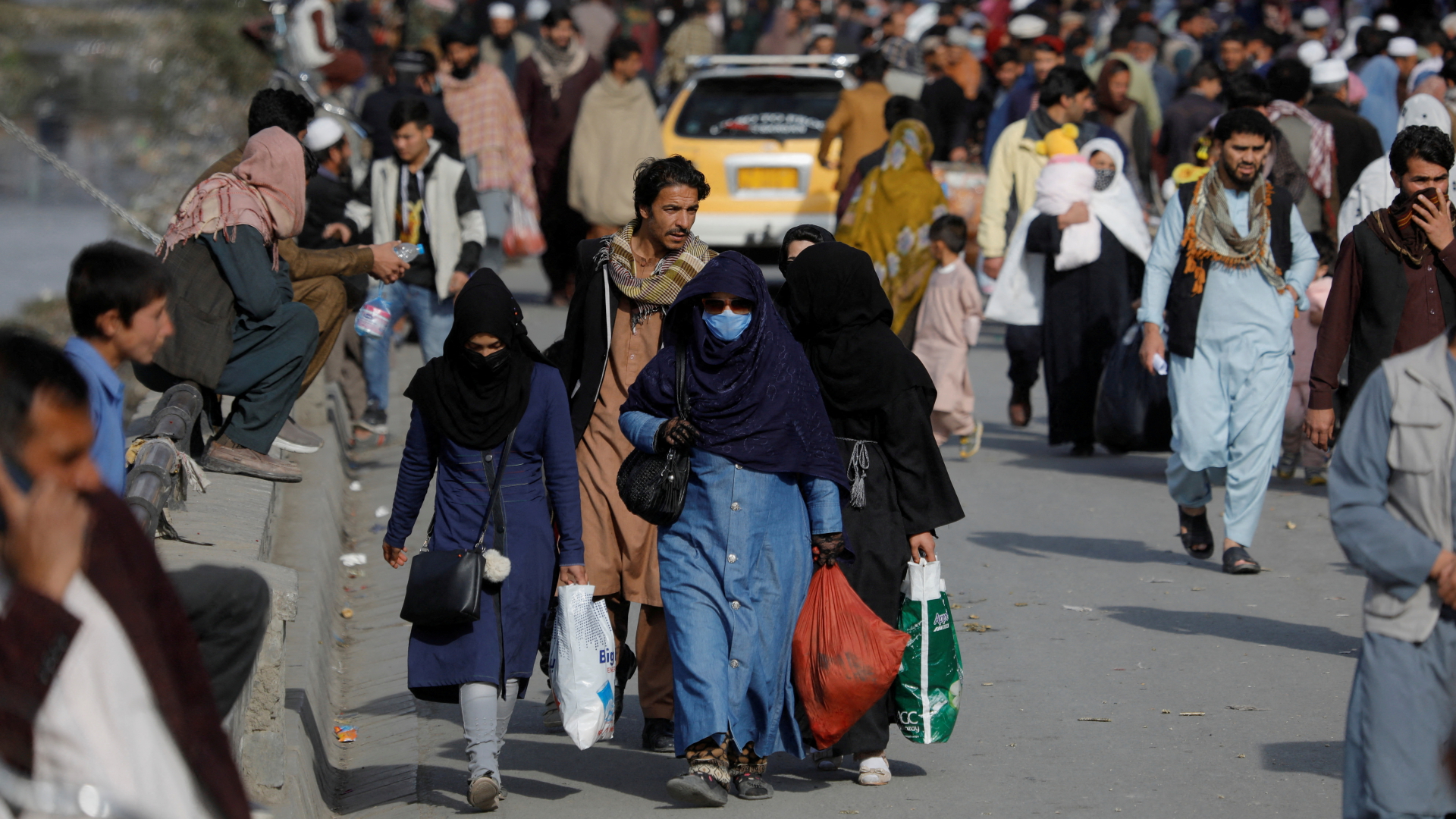 Menschen auf einer Straße in Kabul (Afghanistan) | REUTERS