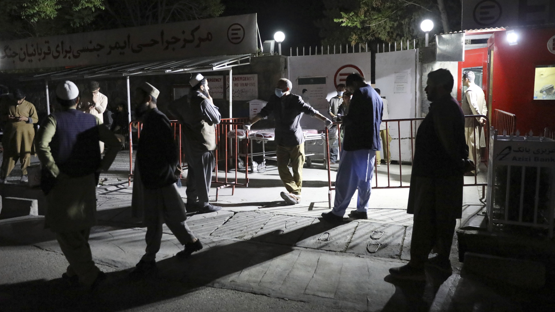 Angehörige der Opfer stehen vor einem Krankenhaus in Afghanistan