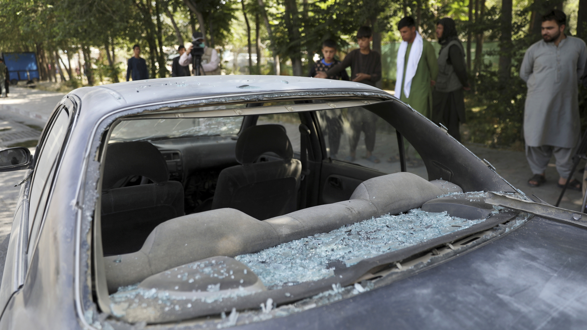 Ein Auto mit zersplitterten Scheiben steht nach einem Anschlag vor der Polizeistation im Zentrum des Bezirks Kaisar. | dpa