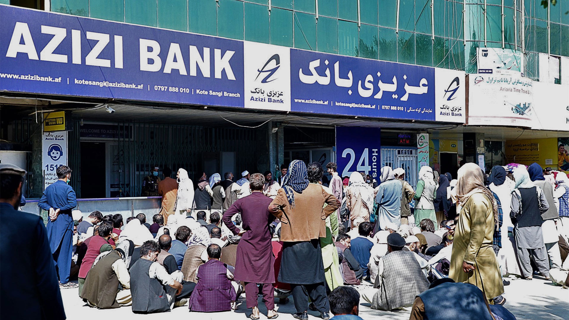 Menschen stehen Schlange vor einer Bank in Kabul, Afghanistan | picture alliance/dpa/TASS