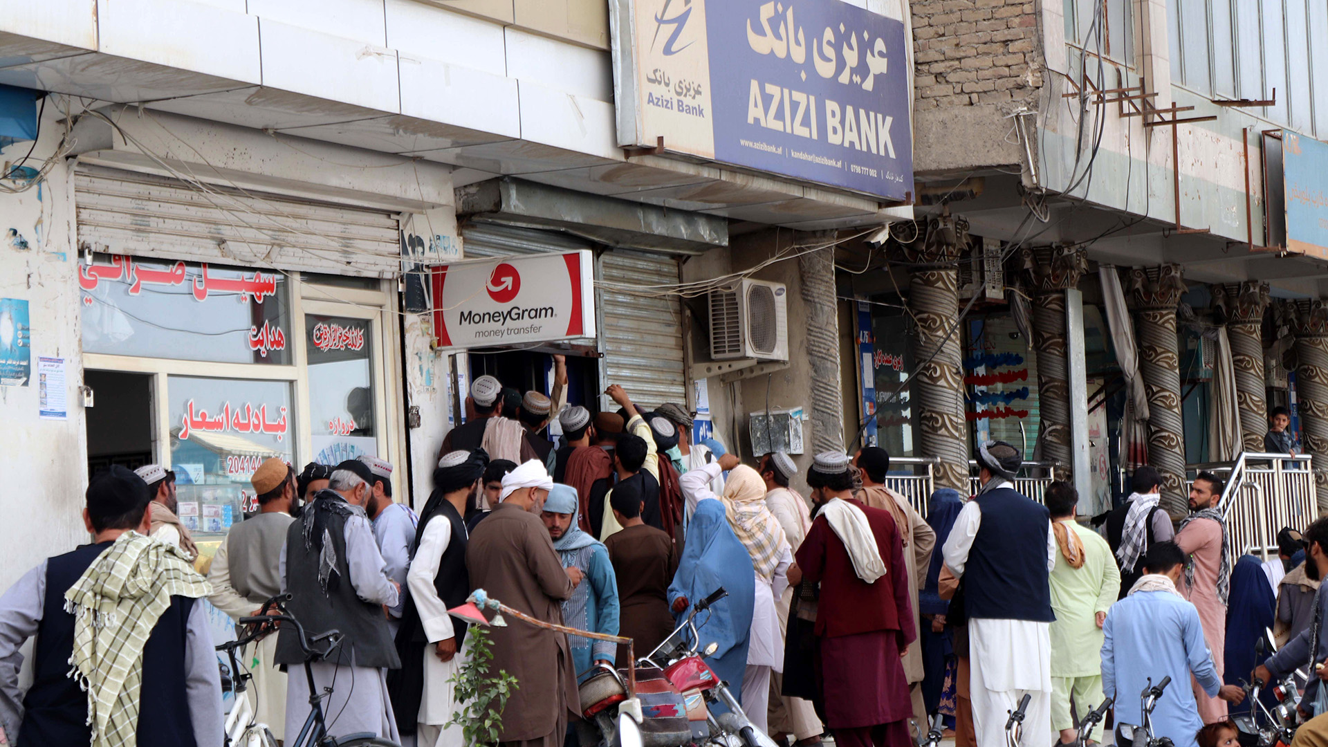 Menschen stehen Schlange, um Geld in einer Bank in Kandahar (Afghanistan) abzuheben. | EPA