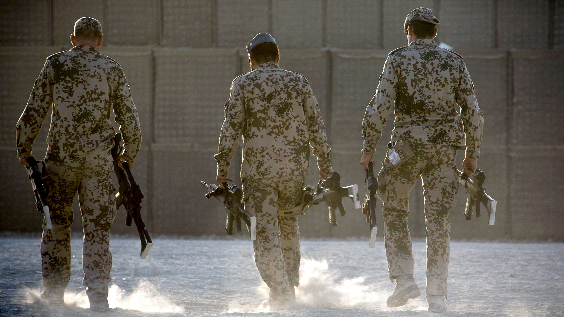 Bundeswehrsoldaten in Afghanistan tragen Waffen 