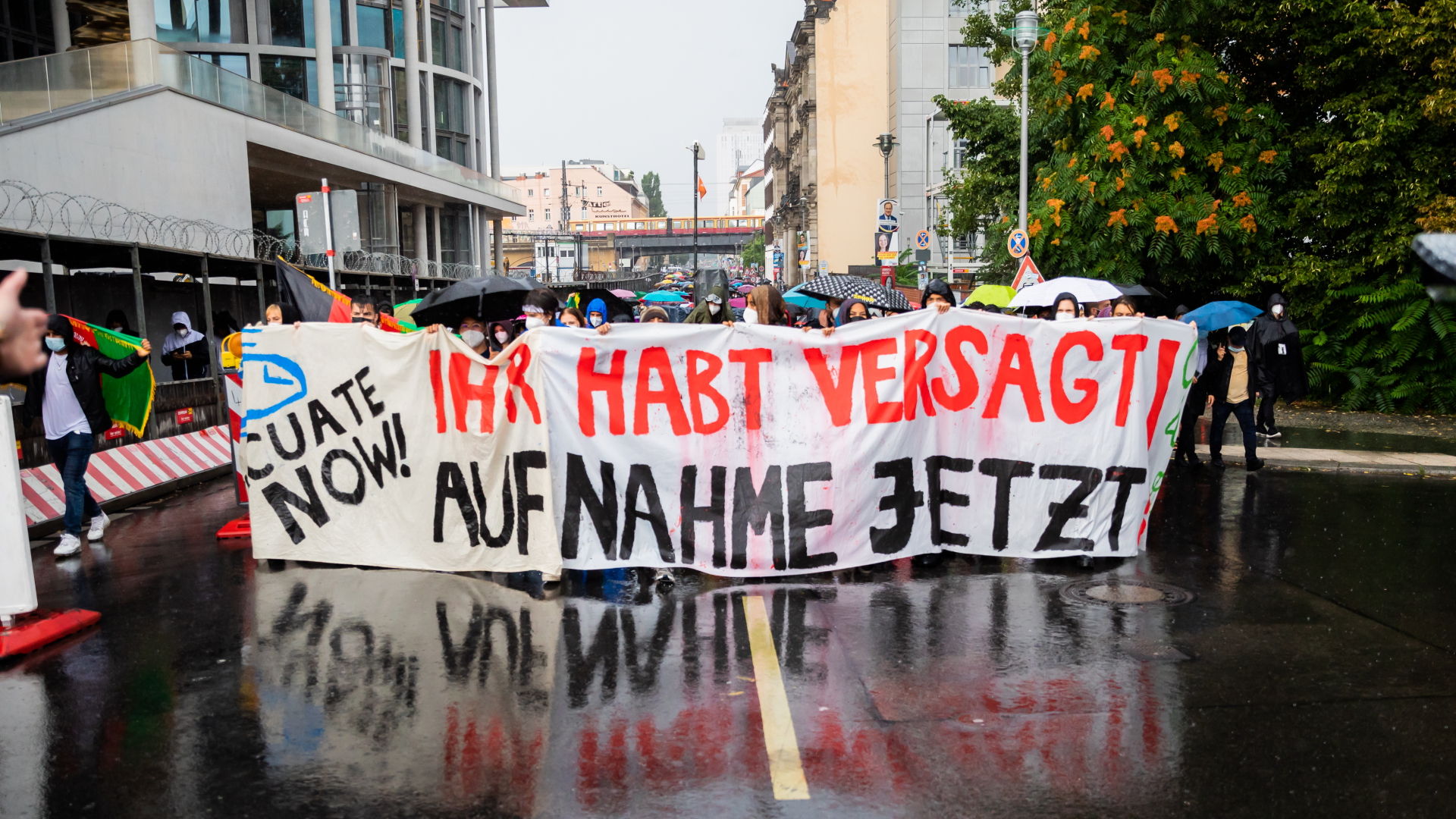 Menschen demonstrieren für die Aufnahme von afghanischen Flüchtlingen in Berlin | dpa