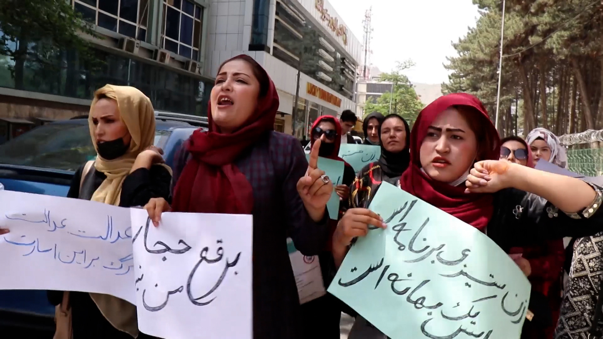 Frauen in Kabul demonstrieren mit Transparenten in den Händen. | ARD Neu-Delhi