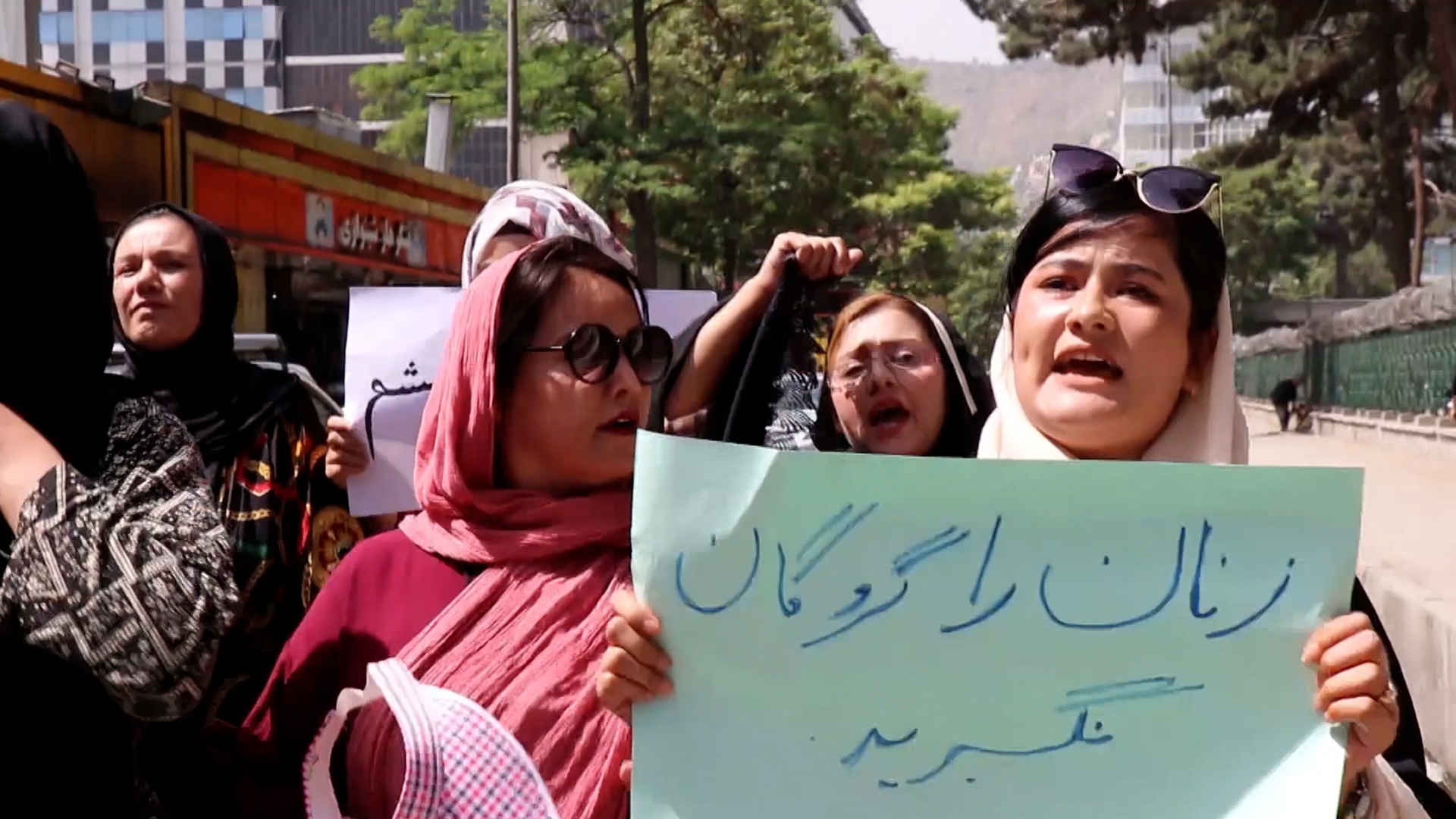 Frauen in Kabul demonstrieren mit Transparenten in den Händen. | ARD Neu-Delhi