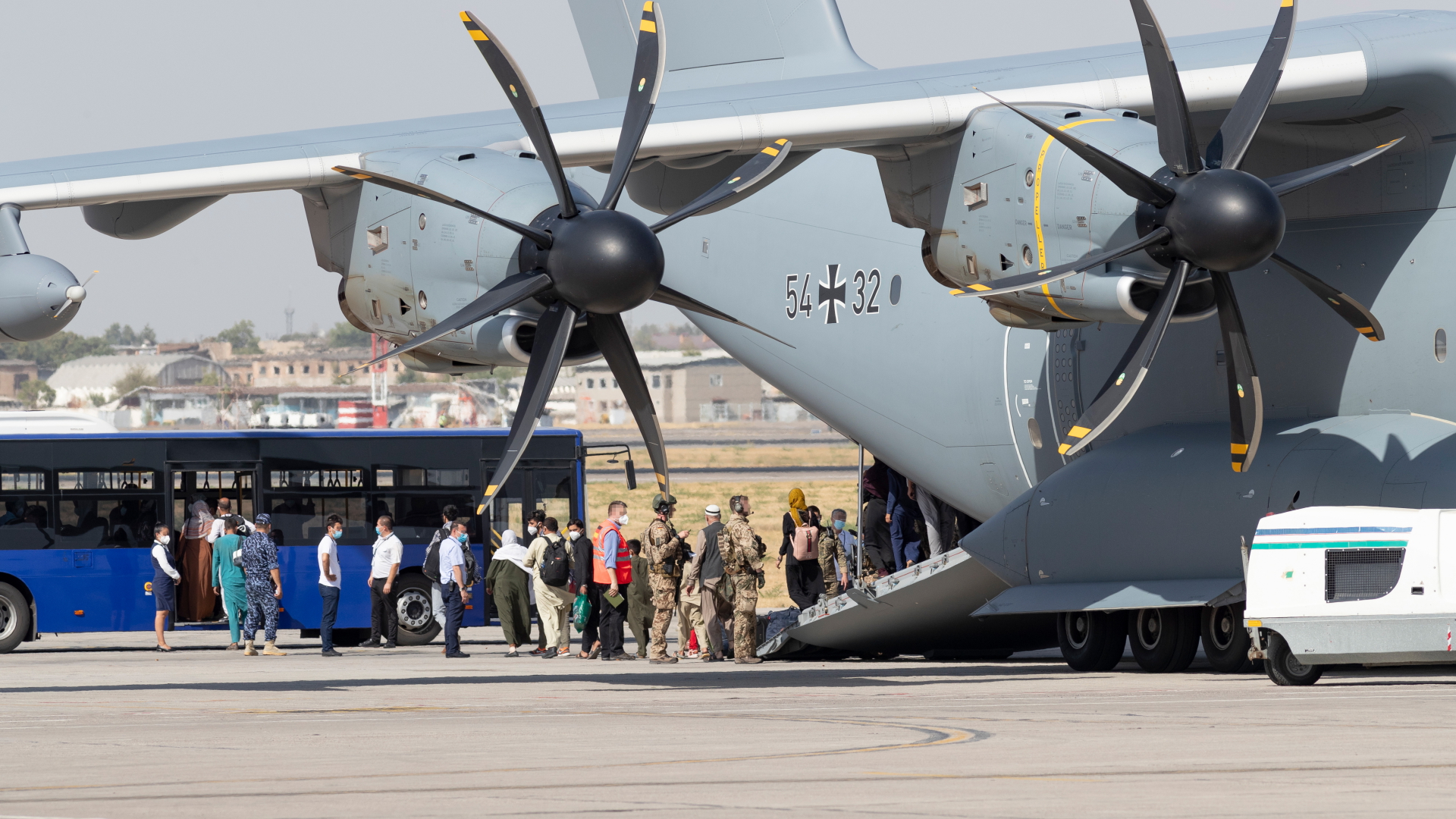 Usbekistan, Taschkent: Ankunft eines Airbus A400M der Bundeswehr mit Schutzbedürftigen aus Kabul. | dpa