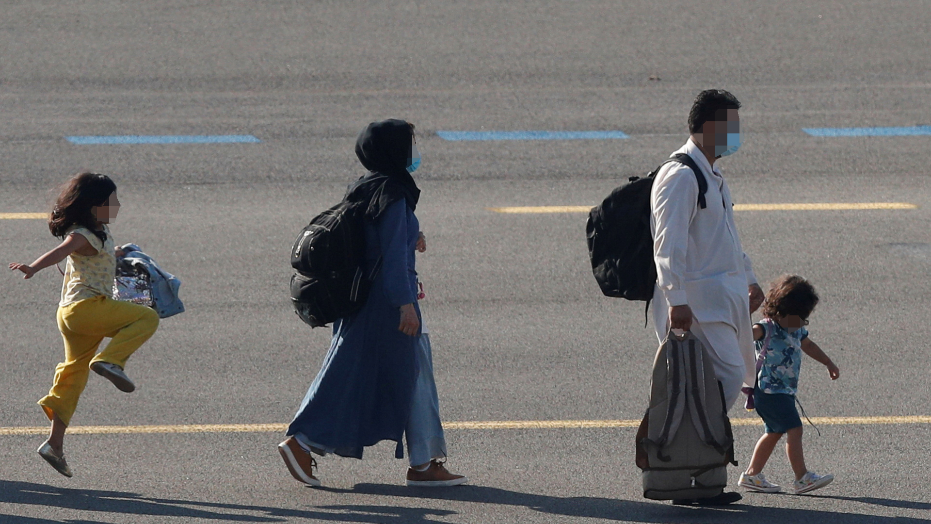 Eine Familie aus Afghanistan mit zwei Mädchen auf dem militärischen Flughafen Melsbroek in Belgien | REUTERS