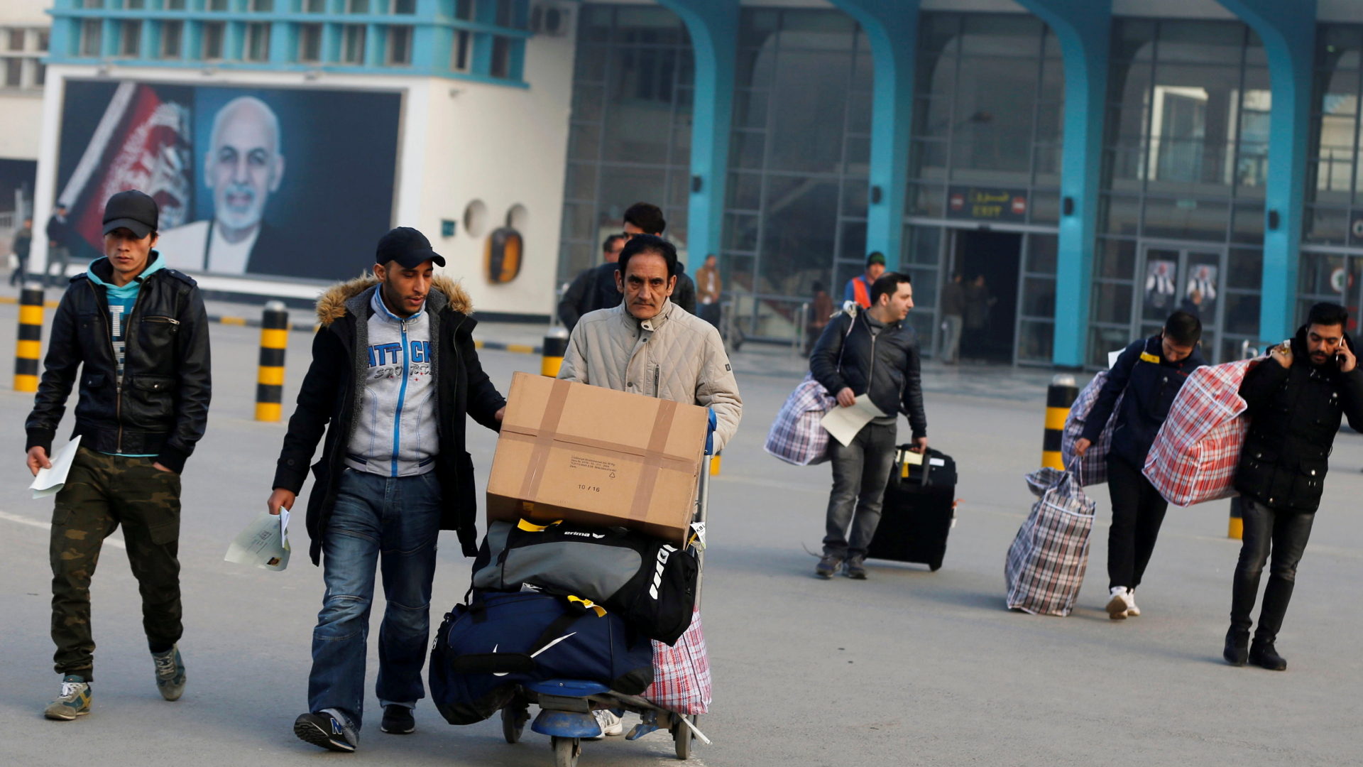 Afghanische Bürger, deren Asylantrag in Deutschland abgelehnt wurde, kommen am Flughafen in Kabul an.